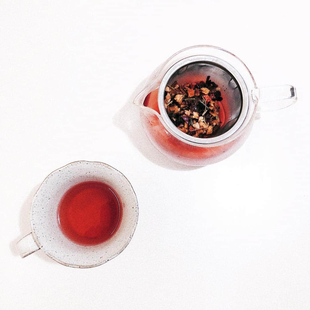 安倍実香のインスタグラム：「@katsuminami おパリのお土産のひとつ😊おーいしーい #tea #herbtea #ハーブティー #おうちカフェ #fmk_flatlay」