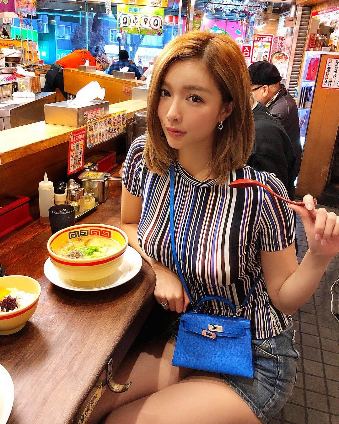 濱野りれさんのインスタグラム写真 - (濱野りれInstagram)「I know you do like🍜 #Eatandrun . #ramen#ramennoodles#noodles#harajuku#minikelly#kellymini#hermesbag#lovefashion#denimskirt#miniskirt#saintlaurant#ysl #ミニケリー#エルメス#デニムスカート#サンローラン#食べるの大好き#原宿ランチ#原宿#ラーメン#東京ランチ」3月25日 14時52分 - riregram