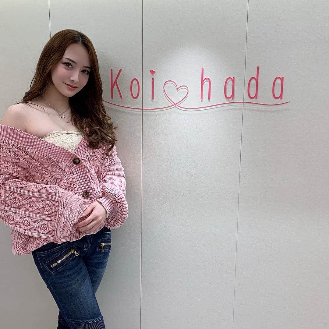 のインスタグラム：「もう本格的に暖かくなってきたね🌸 色々なお手入れもしっかり始めなければ🧐 この間、恋肌（@koi_hada_jp）で脱毛してきました✨ 料金が安いのと脱毛が完了するまでの時間が1番早いサロンさんなんだって💕 最短で施術してから2週間で次の施術が出来るのはすごい✨ 店内も綺麗だしお姉さん優しいしで、とってもリラックスできました🐰笑 . #PR #脱毛 #全身脱毛 #エステ #脱毛サロン #恋肌 #こいはだ #koihada」