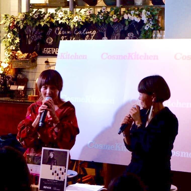 のインスタグラム：「3月21日春分🌸宇宙元旦 BISOU yUKI TAKESHHMAがデビュー✨ メイクアップアーティストの早坂香須子ちゃんと表参道ヒルズコスメキッチンでトークイベントを開催致しました。 @kazukovalentine  @cosmekitchen  @ckb_omotesandohills  この日予定していたBISOU用のブラシ発売が間に合わず1ヶ月遅れて販売予定。 ごめんなさい🙏 詳細が分かり次第 @yukitakeshimamake でお知らせ致しますのでお待ち下さいね  BISOUのコンセプトは… Easy Touch Upgrade エンハンシングスティックは簡単にタッチアップ出来、本来のご自身の素肌を美しく見せて肌質をアップグレートしてくれます✨ 宇宙元旦は、衣替えのスタートでもあるそうですよ🌸  イベントにご参加されBISOUをお買い上げ下さった方々全員に色選びをカズちゃんとお手伝いさせて頂きました😊💕まるでファッションショーのバックステージのような時間✨  参考にして下さい 主な使用方法⬇️ ファンデーションとしてお顔全体に使用→人にもよりますが基準色がクリスタル  日焼け肌の方にはアンバー  白い肌の方はエメラルドグリーンが適色  部分使いには、 ☆ニキビ、赤味の目立つある箇所のみ→エメラルドグリーン ☆シミ、クマ、髭後(男性)→アンバー、色によってはクリスタル ☆コントゥアリング効果→陰影をつけて小顔にしてくれるアンバー  #bisou  #エンハンシングスティック  #宇宙元旦  #デビュー #衣替えのタイミング #宇宙エネルギー」