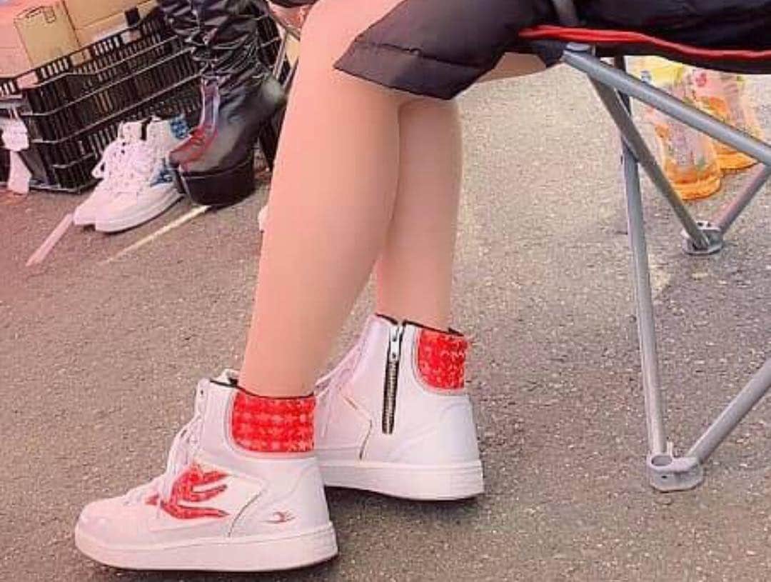 小野さゆりさんのインスタグラム写真 - (小野さゆりInstagram)「#ドラゴンベアード #ヴェルテックス  #vertex #ティーアンドイー #熊林保奈美 #レースクイーン #Ｄ１GP #Ｄ１ #Ｄ１お台場 #doragonbeard #スニーカー #和柄 #モデル #日本 #teamvertex この和柄、ヴェルテックスにぴったりで本当にかっこいい！(*⁰▿⁰*) そしてほなちゃんかわいすぎる❤️」3月25日 14時56分 - sayuriono0301