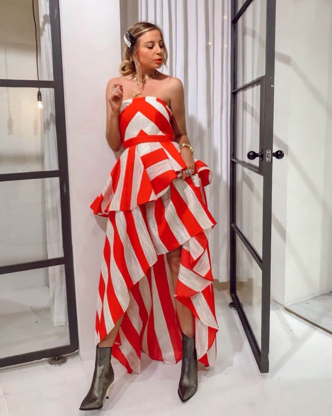 のインスタグラム：「GIRL ON FIRE | Never too many stripes 🙌🏼 @eloisejaksic in The Stripe Dress.  #sassandbide #sf19 #cinqásept」