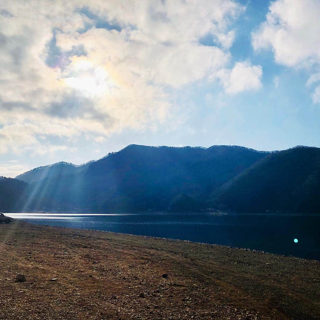 望月律子さんのインスタグラム写真 - (望月律子Instagram)「山梨の西湖へ☺︎❤︎ 朝3:30起きで富士山の麓西湖にきました。 きれいだな…。 #西湖 #富士山 #キャンプではございません #撮影です #アウトドアは苦手です #しかし寒かったな #帰りはほうとう食べましたよ #美味しかった #楽しかった☺︎」3月25日 15時02分 - ritsukomochizuki