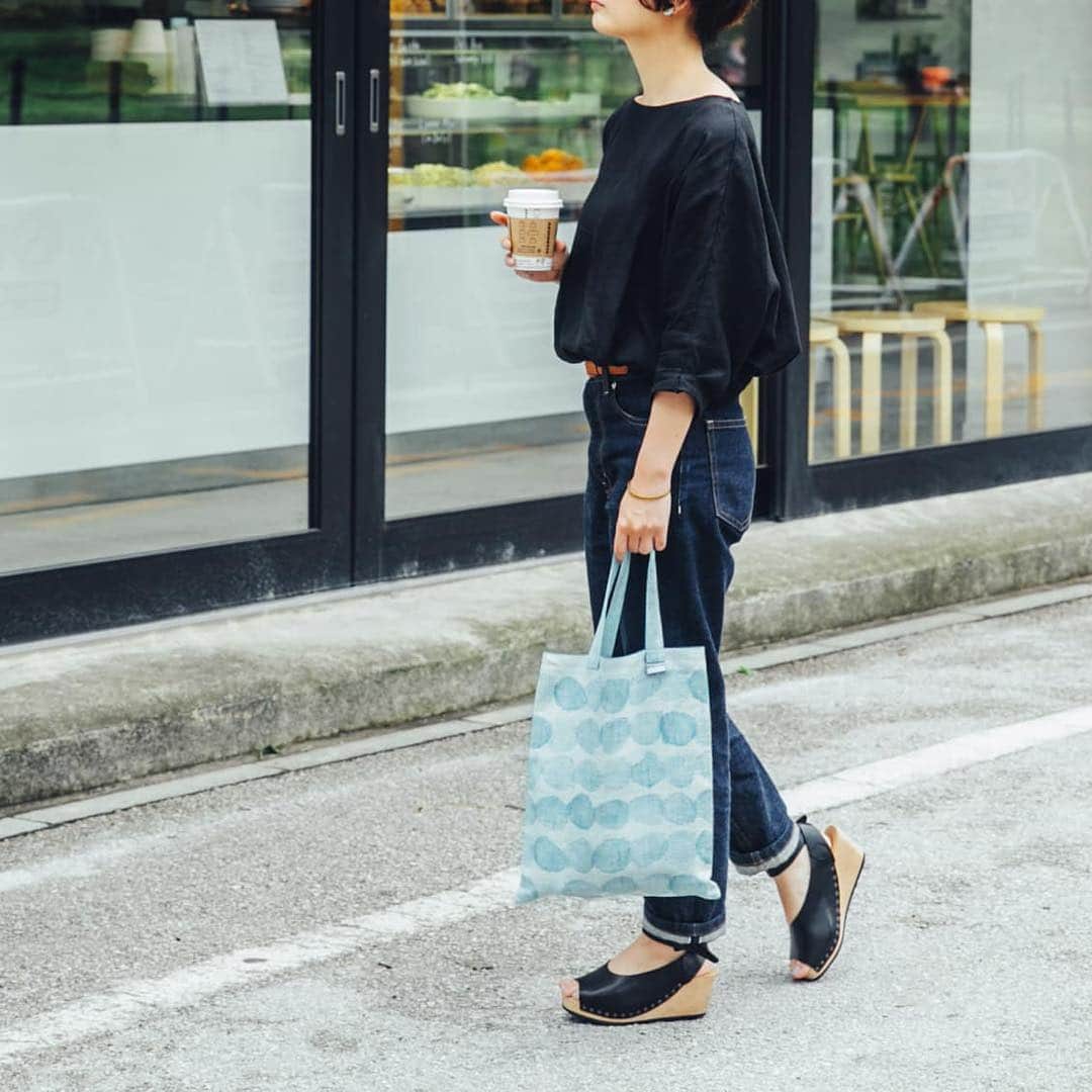 北欧、暮らしの道具店さんのインスタグラム写真 - (北欧、暮らしの道具店Instagram)「フィンランドのラプアン・カンクリ社より届いた上質なリネンのトートバッグ。 . 北欧の森のような白樺柄は、コーディネートのワンポイントになってくれますよ◎ . さわやかなブルーのSADEKUUROは「にわか雨」をイメージした、大人な水玉柄。シンプルな中に遊び心のあるデザインは、北欧ブランドならではです。 . どちらも、見た目はコンパクトでもたっぷり容量。A4の雑誌も入るので、日常使いにぴったりですよ。 - - - - - - - - - - - - LAPUAN KANKURIT/SADEKUURO（サデクーロ）/トートバッグ/ブルー LAPUAN KANKURIT / トートバッグ / 白樺柄（ホワイト×ブラック） ▶お買いものは写真内のタグをタップ！　またはプロフィールのリンクからどうぞ→@hokuoh_kurashi ・ ▶︎4月1日（月）9:59ご注文分までは、15,000円以上のご注文は送料無料です。ぜひご利用くださいね♪ ・ #fashion#LAPUANKANKURIT#bag#coordinate#outfit#SADEKUURO#ラプアンカンクリ#フィンランド#バッグ#トートバッグ#白樺#にわか雨#おでかけ#秋のお出かけ#シンプルライフ#シンプルデザイン#インテリア#暮らしを楽しむ#日々の暮らし#北欧#暮らし#北欧暮らしの道具店」3月25日 15時03分 - hokuoh_kurashi