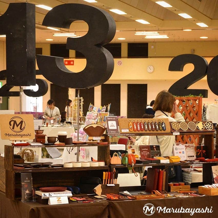 MARUBAYASHIさんのインスタグラム写真 - (MARUBAYASHIInstagram)「* イベント「KOBE ZAKKA COLLECTION」無事に２日間を終了することができました。  ご来場いただいた皆様、出展者の皆様、イベント関係者の皆様、ありがとうございました。  いつもインスタ見てます😊 とあたたかい声に、本当にありがたく感じました。 今後ともどうぞよろしくお願いいたします。  #革 #レザー #leather #雑貨 #神戸雑貨コレクション #kobezakkacollection #レザークラフト #leathercraft #leatherworks #革好き #loveleather #leatherdesign」3月25日 15時03分 - takahiro_marubayashi