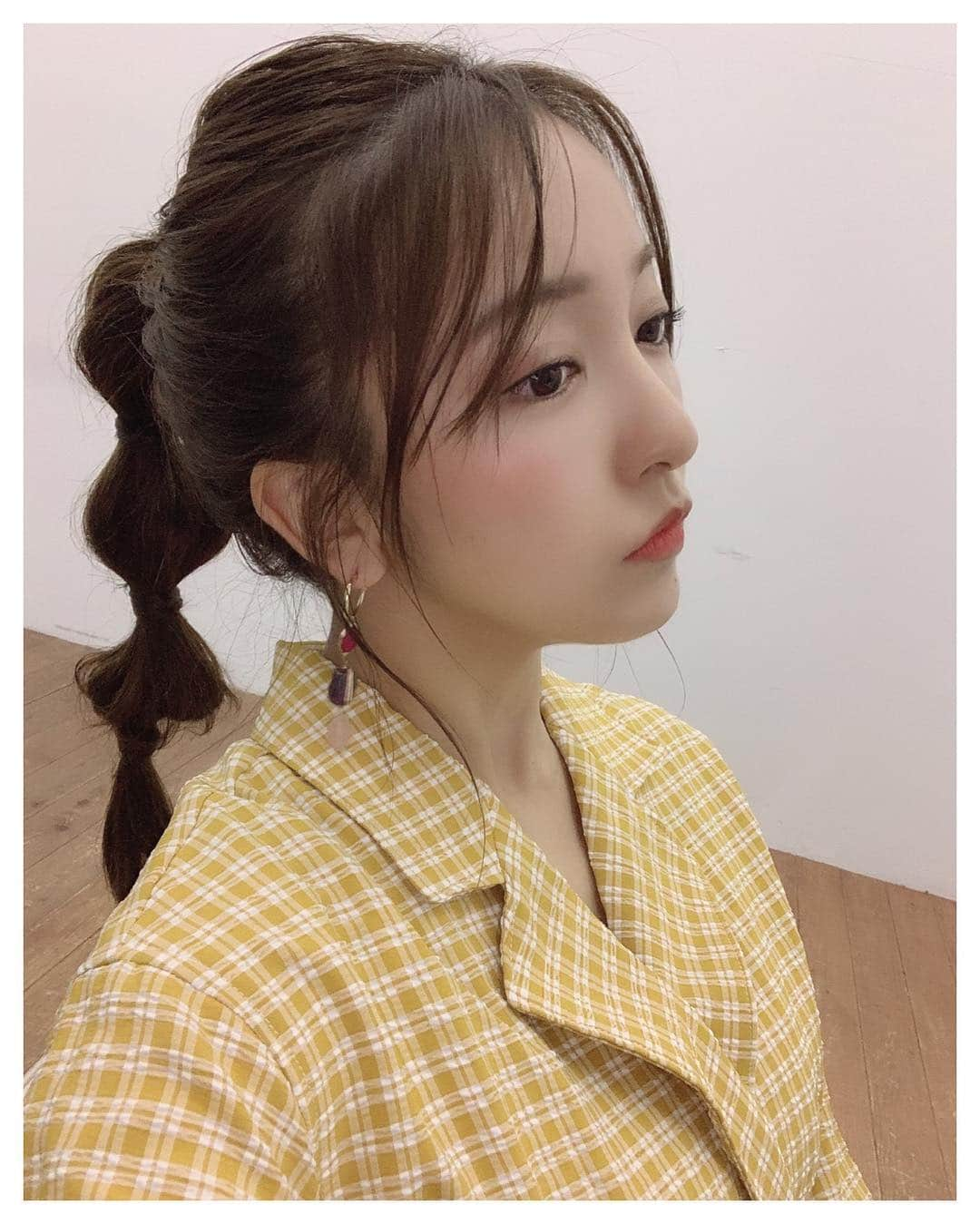 板野友美さんのインスタグラム写真 - (板野友美Instagram)「こないだの撮影で 今流行りのヘアアレンジを してもらいましたっ☺️💭💕 . .  どうでしょうか？😳 #ヘアアレンジ」3月25日 15時16分 - tomo.i_0703