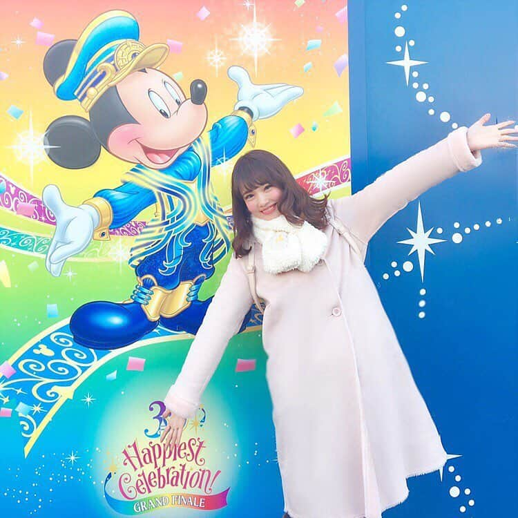 浅井麻里さんのインスタグラム写真 - (浅井麻里Instagram)「🎉✨ . 今日は、いよいよ35周年最終日♥️ . ランド今日は行けなくて残念😢 これミッキーと同じポーズしてみたけど、 見事に35が手で隠れてた…🤦‍♀️（笑） . . Dreaming up!終わっちゃうの寂しいけど、 ハピエストサプライズももらえたし、 35周年満喫できて楽しかった💓🏰 次は40周年…の前に新エリアもできるし、 これからも楽しみたくさん💓🎉 . . ＊この日めっちゃ寒い日で、中に着込みすぎててぶくぶく😂（笑） #ディズニーランド#ミッキーマウス#東京ディズニーリゾート#ディズニー35周年#ハピエストセレブレーション#35周年ディズニー#ミッキー#グランドフィナーレ#disneyland#tokyodisneyland#tokyodisneyresort#disneygram」3月25日 15時12分 - mari_asai_625