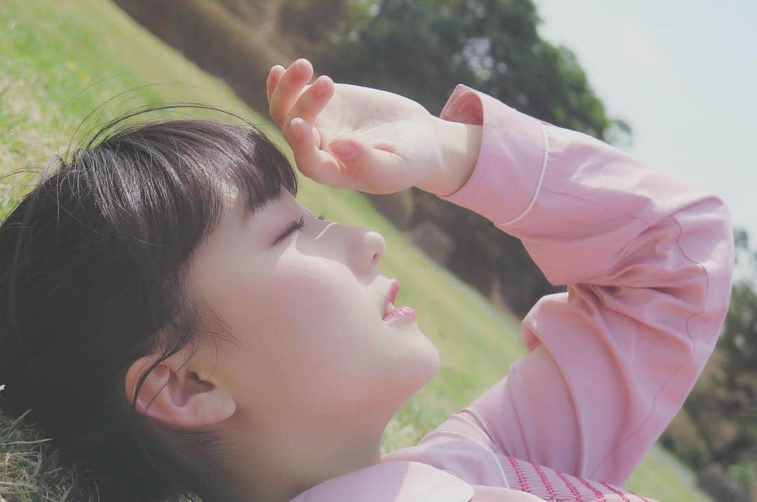 田中美久さんのインスタグラム写真 - (田中美久Instagram)「太陽が眩しがったけどポカポカで気持ちよかった〜〜☀️自然光は凄くいい！一番盛れる光ですねっ！さくちゃんと同じように撮ってみましたが…日光が強すぎました😂 #眩しい #眩しくて涙出た #太陽 #ポカポカ #☀️ #お台場 #solar #park  #tanakamiku #miyawakisakura  #真似してみた」3月25日 15時24分 - mikumonmon_48