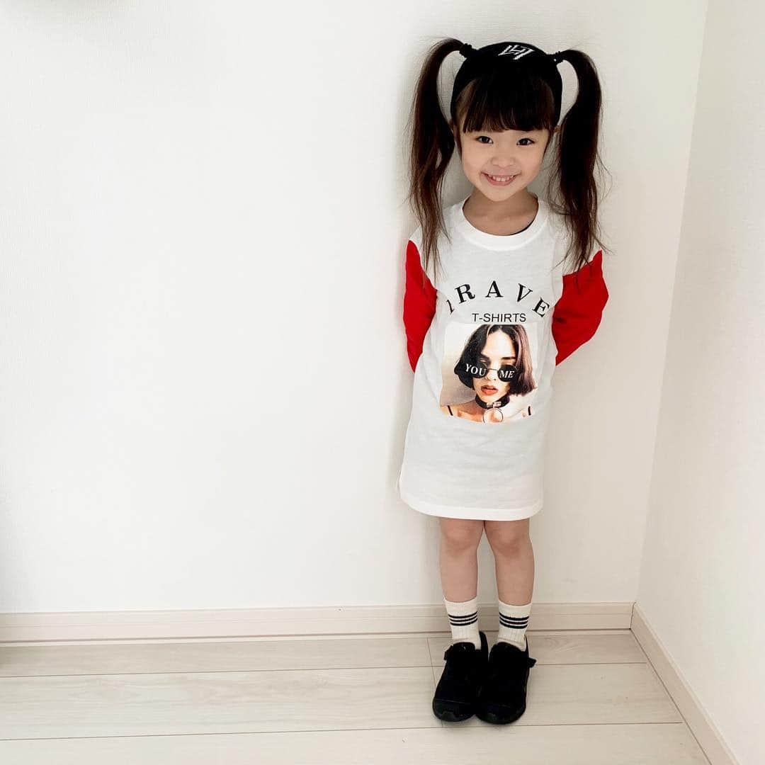 韓国子供服♡smilekids(すまいるきっず) さんのインスタグラム写真 - (韓国子供服♡smilekids(すまいるきっず) Instagram)「* * ☻ご覧頂き有難うございます☻ . . . 💛2019年春夏新作🍂💛 . . . . ︎︎︎︎☑︎大人気！ 完売中☺︎ フォトプリントワンピース♡ 再入荷します！ シンプルなデザインで 何にでも合わせやすいです🎶 . ヘアバンドも販売中です♡ 10種類とデザイン豊富で １枚でインパクトあります♡ . .  7.500円以上お買い上げ頂いた方は 送料無料となります。 尚、購入後は、同梱などは 受付ておりませんのでご了承下さい。 . . ———————————————— ♡着画model いちかᒼᑋªⁿ♡ ☺︎smilekid専属model☺︎ @ichimama.12  身長100cm 14kg size110 ————————————————— . . web shop http://smilekids888.com/で販売しています← —————————————————— ★ゆうちょ振込での購入も可能です★ web shopより、在庫を確認後  商品名、サイズ、カラーをDMにて 連絡頂けると幸いです☺︎ 確認後のお返事になりますので お時間を頂く場合があります。 在庫が少ない場合や再入荷の人気商品は 取り置きが難しい事があります。 ご了承ください🥺 . . —————————————————— ご購入してくださった方へ✉️ @smilekids888 をタグ付けして投稿して頂いた方を ストーリーにて紹介させて頂きます😍  さらに‥抽選で‥ 毎月、５名様にお買い物で使えるクーポンを プレゼント🎁致します☺️ . 1等‥1.000円OFFクーポン(2名様) 2等‥500円OFFクーポン(3名様) . 沢山のタグ付けをお待ちしています😍  _________________________________________ . ☻webshopには.Instagramプロフより リンクでとべます✈︎✈︎✈︎ http://smilekids888.com/ . #熊本ママ #山鹿 #裏起毛 #韓国子供服 #格安#お洒落を発信 #熊本 #キッズコーデ #キッズ#キッズファッション  #ig_kids #kids_japan #ボーダー #kjp_ootd #今日の服 #kidsfashion #プチプラコーデ  #プチプラファッション #mamagirl #リンクコーデ#ママリ#smilekids #３歳#４歳#５歳#春#新作#カラフル」3月25日 15時31分 - smilekids888