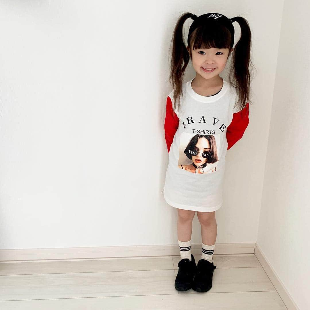 韓国子供服♡smilekids(すまいるきっず) さんのインスタグラム写真 - (韓国子供服♡smilekids(すまいるきっず) Instagram)「* * ☻ご覧頂き有難うございます☻ . . . 💛2019年春夏新作🍂💛 . . . . ︎︎︎︎☑︎大人気！ 完売中☺︎ フォトプリントワンピース♡ 再入荷します！ シンプルなデザインで 何にでも合わせやすいです🎶 . ヘアバンドも販売中です♡ 10種類とデザイン豊富で １枚でインパクトあります♡ . .  7.500円以上お買い上げ頂いた方は 送料無料となります。 尚、購入後は、同梱などは 受付ておりませんのでご了承下さい。 . . ———————————————— ♡着画model いちかᒼᑋªⁿ♡ ☺︎smilekid専属model☺︎ @ichimama.12  身長100cm 14kg size110 ————————————————— . . web shop http://smilekids888.com/で販売しています← —————————————————— ★ゆうちょ振込での購入も可能です★ web shopより、在庫を確認後  商品名、サイズ、カラーをDMにて 連絡頂けると幸いです☺︎ 確認後のお返事になりますので お時間を頂く場合があります。 在庫が少ない場合や再入荷の人気商品は 取り置きが難しい事があります。 ご了承ください🥺 . . —————————————————— ご購入してくださった方へ✉️ @smilekids888 をタグ付けして投稿して頂いた方を ストーリーにて紹介させて頂きます😍  さらに‥抽選で‥ 毎月、５名様にお買い物で使えるクーポンを プレゼント🎁致します☺️ . 1等‥1.000円OFFクーポン(2名様) 2等‥500円OFFクーポン(3名様) . 沢山のタグ付けをお待ちしています😍  _________________________________________ . ☻webshopには.Instagramプロフより リンクでとべます✈︎✈︎✈︎ http://smilekids888.com/ . #熊本ママ #山鹿 #裏起毛 #韓国子供服 #格安#お洒落を発信 #熊本 #キッズコーデ #キッズ#キッズファッション  #ig_kids #kids_japan #ボーダー #kjp_ootd #今日の服 #kidsfashion #プチプラコーデ  #プチプラファッション #mamagirl #リンクコーデ#ママリ#smilekids #３歳#４歳#５歳#春#新作#カラフル」3月25日 15時31分 - smilekids888