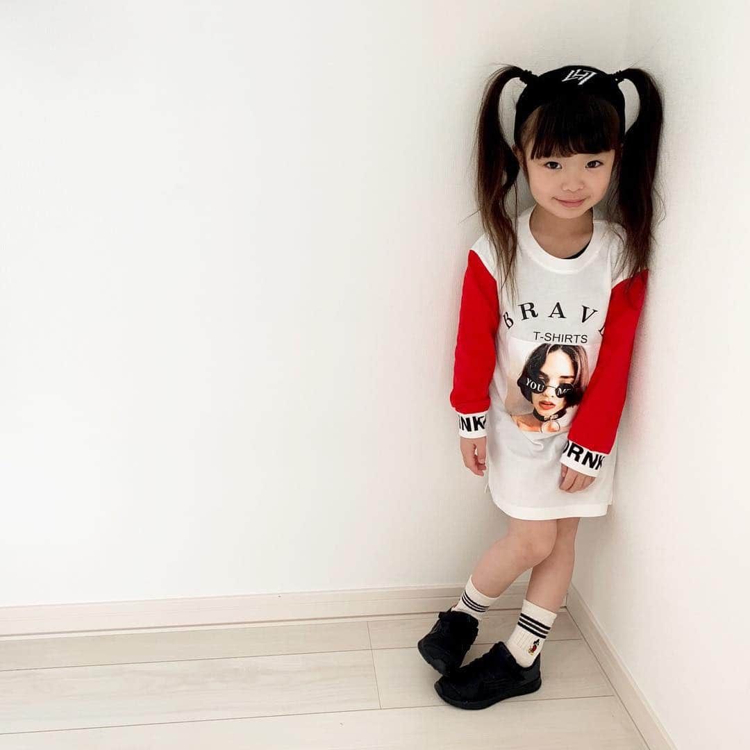 韓国子供服♡smilekids(すまいるきっず) さんのインスタグラム写真 - (韓国子供服♡smilekids(すまいるきっず) Instagram)「* * ☻ご覧頂き有難うございます☻ . . . 💛2019年春夏新作🍂💛 . . . . ︎︎︎︎☑︎大人気！ 完売中☺︎ フォトプリントワンピース♡ 再入荷します！ シンプルなデザインで 何にでも合わせやすいです🎶 . ヘアバンドも販売中です♡ 10種類とデザイン豊富で １枚でインパクトあります♡ . .  7.500円以上お買い上げ頂いた方は 送料無料となります。 尚、購入後は、同梱などは 受付ておりませんのでご了承下さい。 . . ———————————————— ♡着画model いちかᒼᑋªⁿ♡ ☺︎smilekid専属model☺︎ @ichimama.12  身長100cm 14kg size110 ————————————————— . . web shop http://smilekids888.com/で販売しています← —————————————————— ★ゆうちょ振込での購入も可能です★ web shopより、在庫を確認後  商品名、サイズ、カラーをDMにて 連絡頂けると幸いです☺︎ 確認後のお返事になりますので お時間を頂く場合があります。 在庫が少ない場合や再入荷の人気商品は 取り置きが難しい事があります。 ご了承ください🥺 . . —————————————————— ご購入してくださった方へ✉️ @smilekids888 をタグ付けして投稿して頂いた方を ストーリーにて紹介させて頂きます😍  さらに‥抽選で‥ 毎月、５名様にお買い物で使えるクーポンを プレゼント🎁致します☺️ . 1等‥1.000円OFFクーポン(2名様) 2等‥500円OFFクーポン(3名様) . 沢山のタグ付けをお待ちしています😍  _________________________________________ . ☻webshopには.Instagramプロフより リンクでとべます✈︎✈︎✈︎ http://smilekids888.com/ . #熊本ママ #山鹿 #裏起毛 #韓国子供服 #格安#お洒落を発信 #熊本 #キッズコーデ #キッズ#キッズファッション  #ig_kids #kids_japan #ボーダー #kjp_ootd #今日の服 #kidsfashion #プチプラコーデ  #プチプラファッション #mamagirl #リンクコーデ#ママリ#smilekids #３歳#４歳#５歳#春#新作#カラフル」3月25日 15時31分 - smilekids888