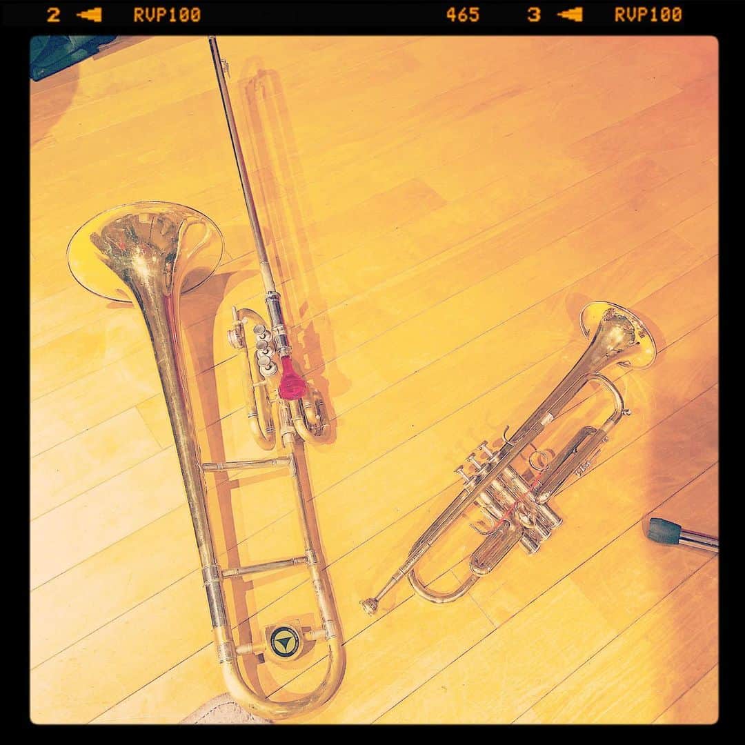 YOKANさんのインスタグラム写真 - (YOKANInstagram)「お昼〆切の 音源納品…間に合わず⁉️ 中抜けして CMレコーディングへ❣️ ヨーロピアン&ジプシー調な ステキなサウンドでした…🎵 詳細は またお知らせしますね…🙋‍♀️ ということで YOKAN STUDIOへ戻って 仕上げのサ行⁉️ あっ、作業を（笑） ※久しぶりに楽器写真をアップ…🎺📯 ＃YOKAN #yokanrecording #レコーディング #recording #cm #cmmusic #コマーシャル #trumpet #trombone #トランペット #トロンボーン #yamaha #holton #ヤマハ #ホルトン #yamahatrumpet #スーパーボーン #superbone #melodypunch #楽しいセッション」3月25日 15時32分 - yokanstudio
