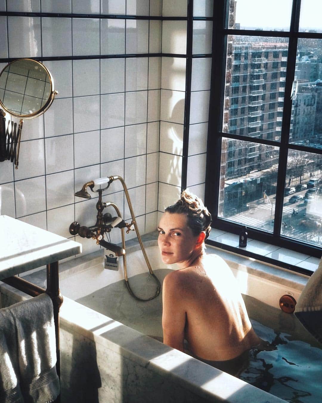 フィービー・ダールのインスタグラム：「A good bath can healing anything...literally anything and the view ain’t bad either. ✨ @ludlowhotelnyc @smithhotels #selfcare」
