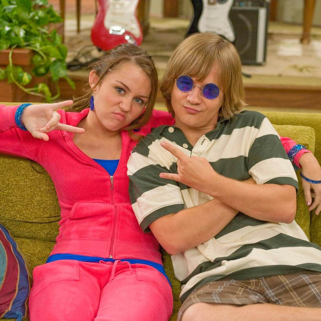 E! Onlineさんのインスタグラム写真 - (E! OnlineInstagram)「We're not doing too well (yeah, yeah, YEAH) knowing #HannahMontana premiered 13 years ago today. 😭(📷: Getty Images)」3月25日 6時43分 - enews