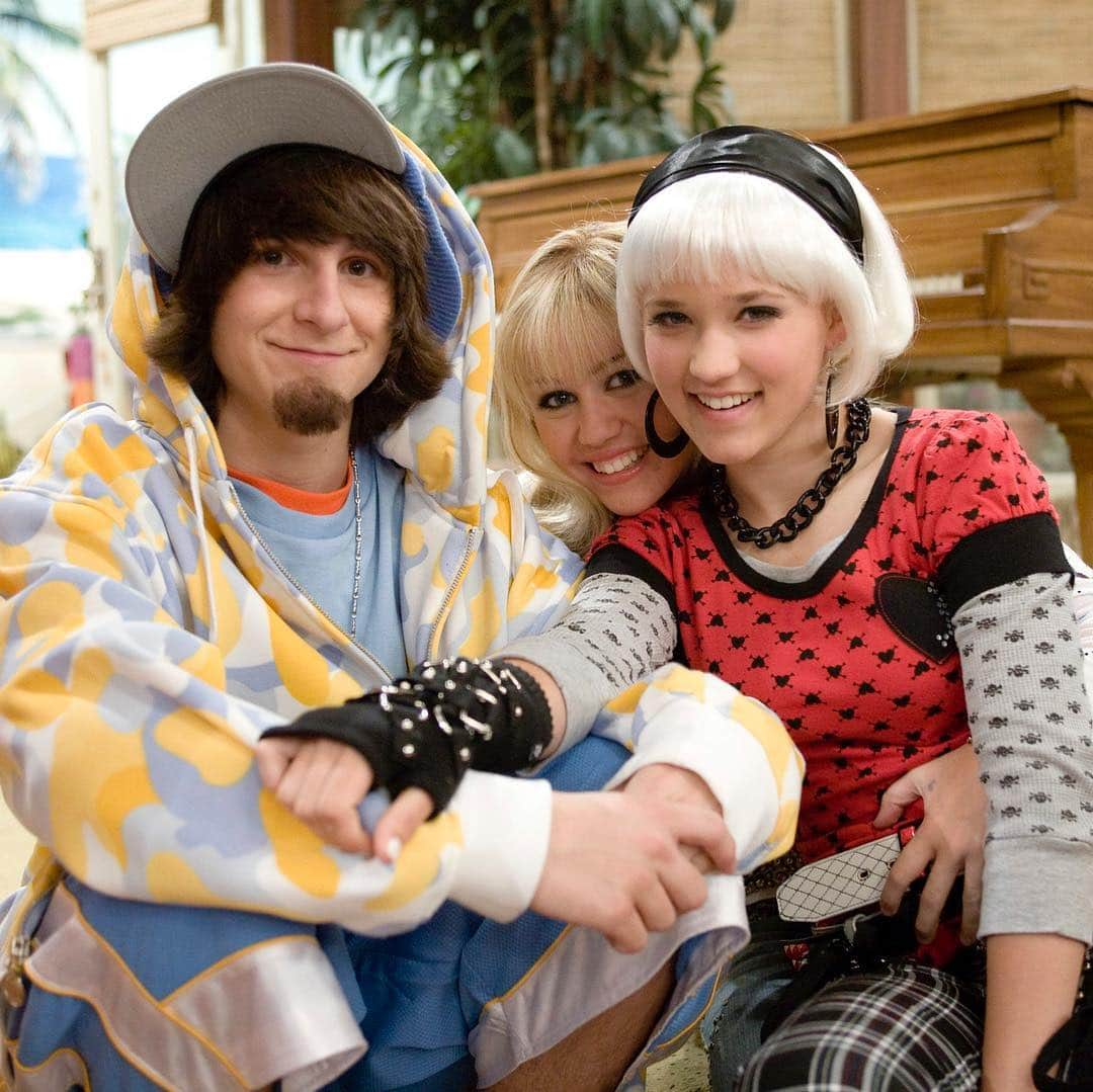 E! Onlineさんのインスタグラム写真 - (E! OnlineInstagram)「We're not doing too well (yeah, yeah, YEAH) knowing #HannahMontana premiered 13 years ago today. 😭(📷: Getty Images)」3月25日 6時43分 - enews