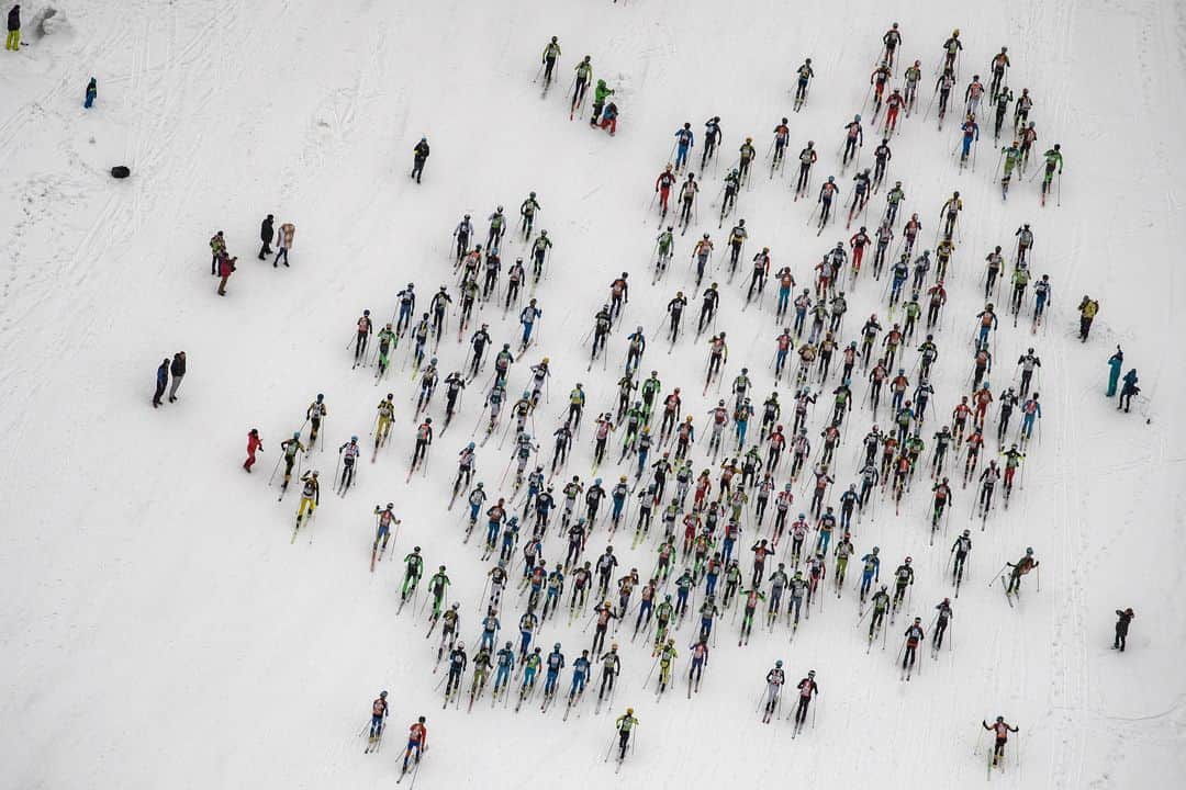 AFP通信さんのインスタグラム写真 - (AFP通信Instagram)「AFP Photo @jeff_pachoud - Skiers compete during the 34th edition of the ski-mountaineering race @pierramenta - March 2019. Areches-Beaufort, French Alps. #PierraMenta #Alps #FrenchAlps #mountaineering #mountain」3月25日 6時52分 - afpphoto