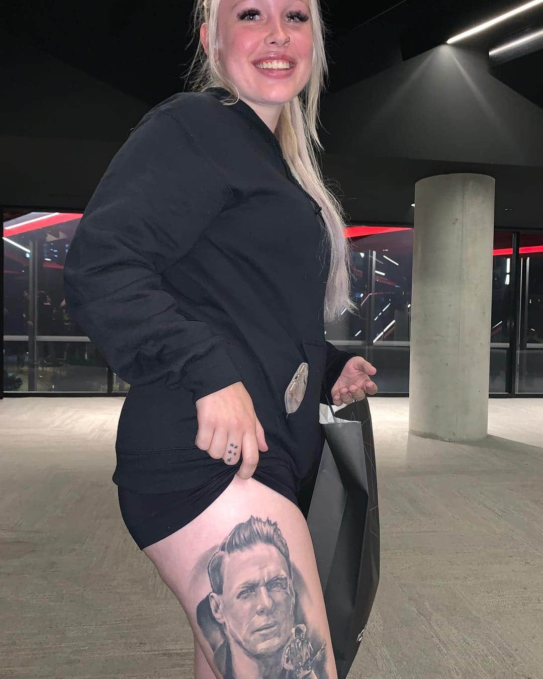 ブライアン・アダムスさんのインスタグラム写真 - (ブライアン・アダムスInstagram)「Late night, after show CD signing session in Sydney. #bryanadamsshinealight #bryanadamstattoo #spiritstallionofthecimarron」3月25日 7時06分 - bryanadams