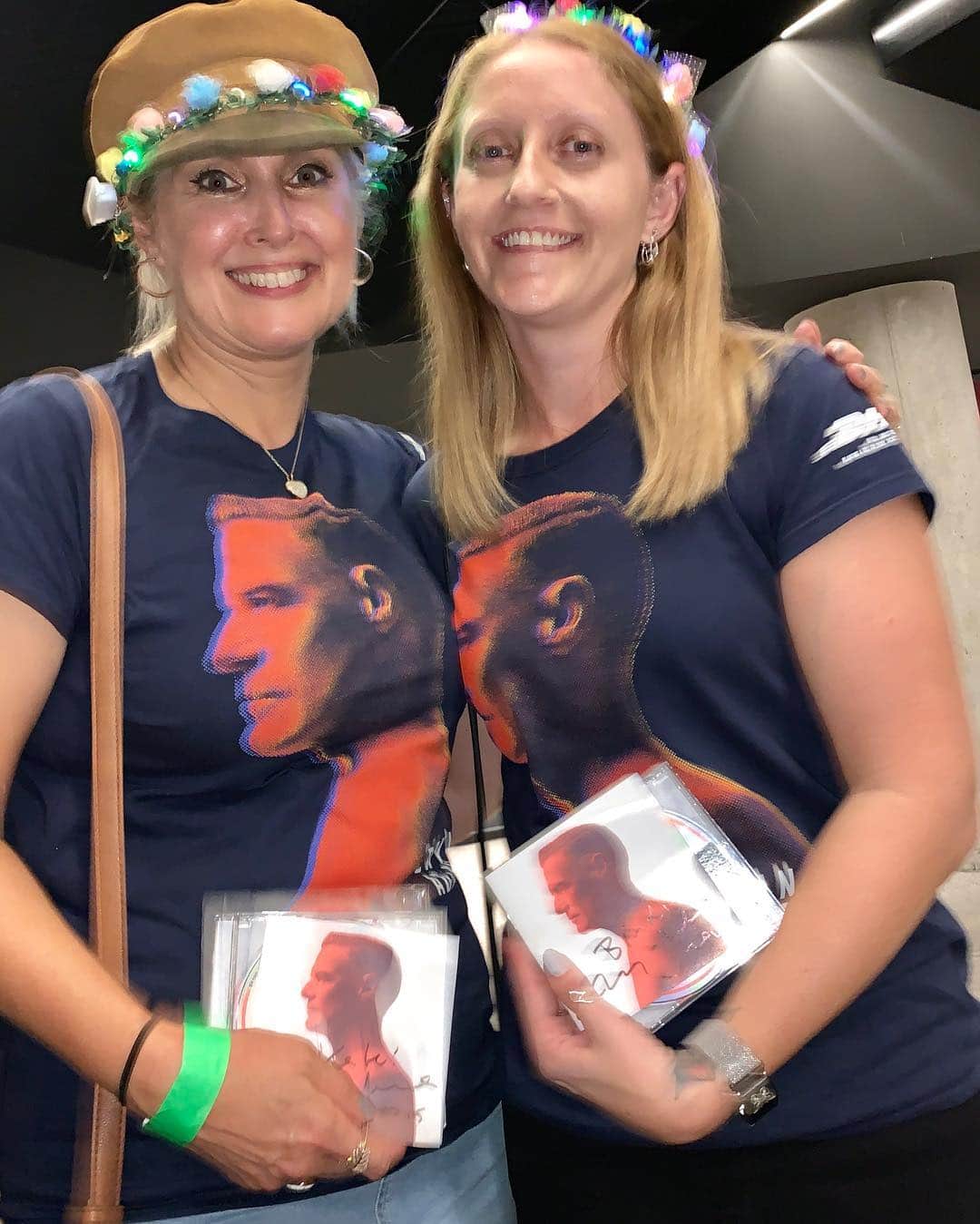 ブライアン・アダムスさんのインスタグラム写真 - (ブライアン・アダムスInstagram)「Late night, after show CD signing session in Sydney. #bryanadamsshinealight #bryanadamstattoo #spiritstallionofthecimarron」3月25日 7時06分 - bryanadams