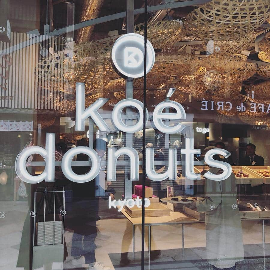 小嶋花梨さんのインスタグラム写真 - (小嶋花梨Instagram)「﻿ koedonuts🍩﻿ ﻿ ﻿ ﻿ #おはよう朝日です 見てくださった皆さん！ありがとうございました！﻿ ﻿ ﻿ 今回は3月21日に京都にオープンした﻿  #コエドーナツ さんに行ってきました！﻿ ﻿ ﻿ ﻿ まず店内がスタイリッシュでとても素敵✨﻿ ﻿ イートインスペースがあって、出来たてをいただけます！﻿ ナイフとフォークで食べる新感覚スイーツ！﻿ どれも全部可愛くて #インスタ映え ！﻿ 美味しかったな〜🍴💗﻿ ﻿ ﻿ ﻿ ドーナツだけでなくドリンクも！﻿ チーズタピオカティー気になる〜🧀﻿ ﻿ ﻿ ﻿ 皆さんもぜひチェックしてみてください！﻿ ﻿ ﻿ #koedonuts #donuts #カフェ #ドーナツ #オーガニック #カフェ巡り #映カフェ #京都カフェ #関西﻿ #おは朝 #レポーター #NMB48 ﻿」3月25日 7時00分 - nmb_kojima_48