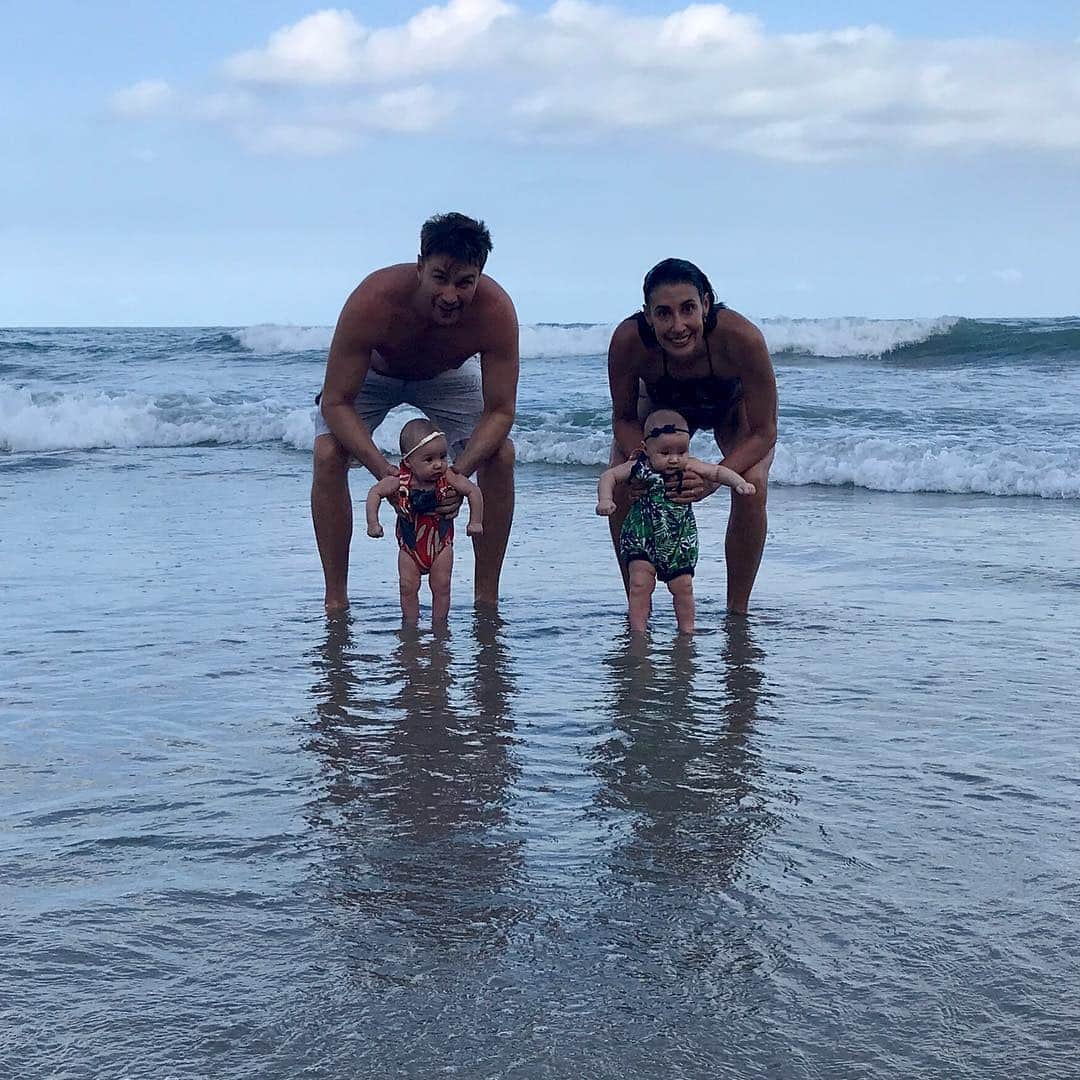 シェイラ・カストロのインスタグラム：「Primeira vez no mar!!! Minhas peixinhas!!! 🐠🐠🏖❤️ #albumdalizeninna #minhasmeninas #gemeasvailati」