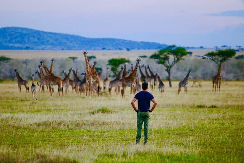 ジョシュ・デュアメルさんのインスタグラム写真 - (ジョシュ・デュアメルInstagram)「Giraffes don’t chase people, right?  @africanccf @grumetifund #antipoaching」3月25日 7時08分 - joshduhamel