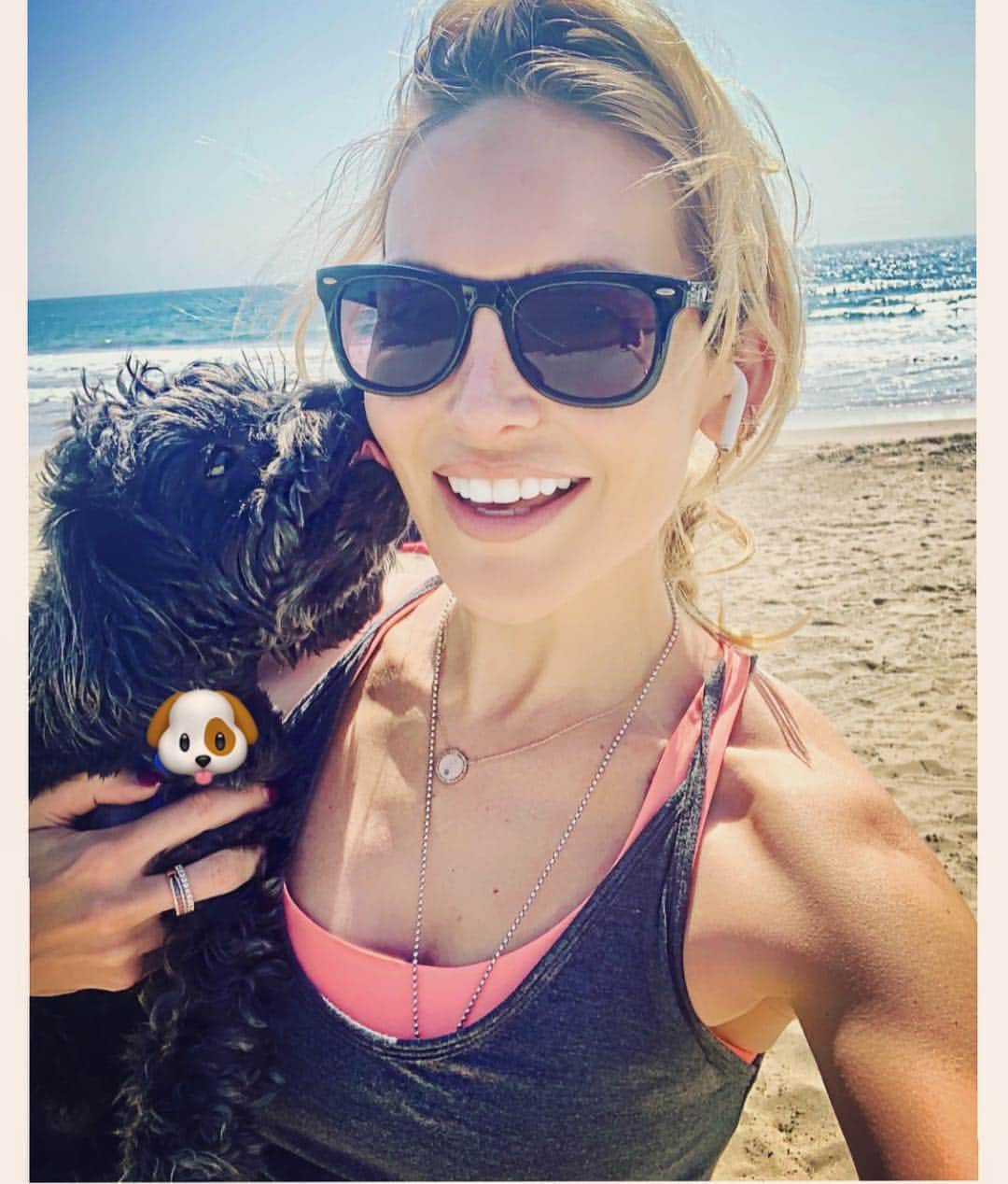 ステファニー・プラットのインスタグラム：「Beach runs with the pup! 🐶 #Max @carlosericlopez these sunnies were from your party like a million years ago!!!! 😂#neverwoodhigh #i❤️carlosNcharge aw the good old days! 💃🕺😎😜」