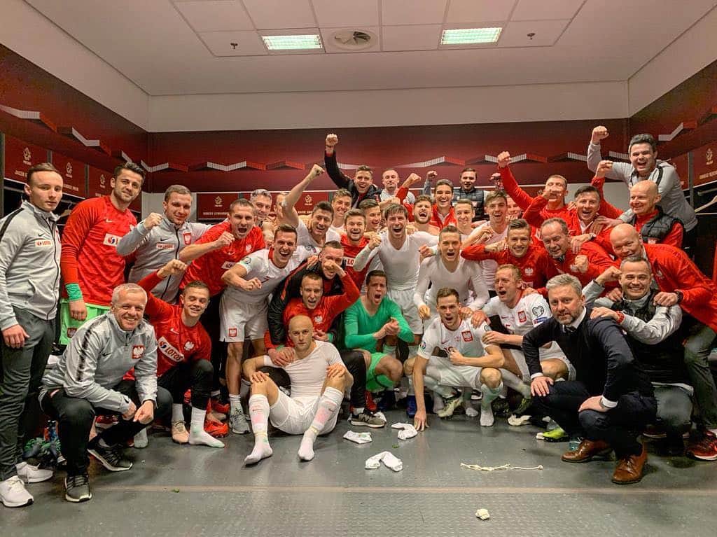アルカディウシュ・ミリクのインスタグラム：「Brawo drużyna 🙌6 punktów w dwóch meczach i 1 miejsce w grupie 💪  Well done, team! 🙌 6 points after 2 games and 1st place in the group 💪  Bravo ragazzi 🙌  6 punti, primo posto nel gruppo 💪  #roadtoeuro2020  #euro2020 #laczynaspilka #polskałotwa」
