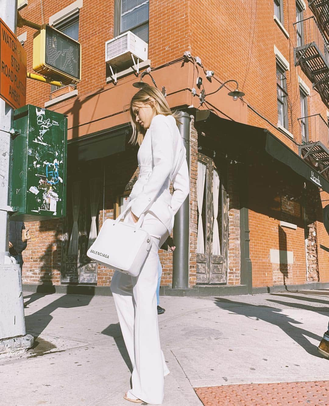 Joy Corriganさんのインスタグラム写真 - (Joy CorriganInstagram)「NYC ♥️ styled by @krisyasker 👜 snapped by @shannondonnellyyy 📸」3月25日 7時21分 - joycorrigan