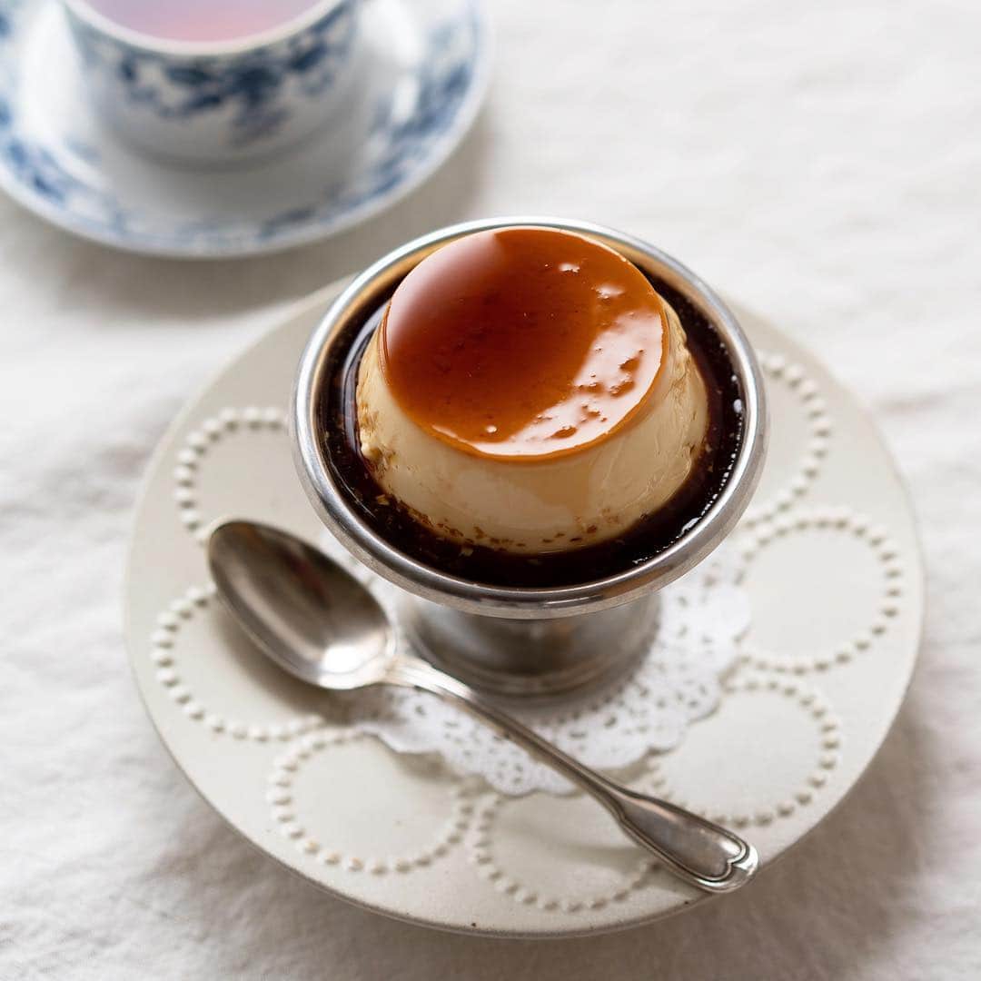 のインスタグラム：「* 2019.3.25 . おうちで手作りプリン🍮 . . カフェでプリンを見つけるとつい頼んでしまう 大好きなプリン。 おうちでもチャレンジしてますが シンプルな材料なのに奥深い…。 . 自分好みはややしっかり目。カラメルは だっくだくで苦め。 理想のプリンができるまでもう少し 研究してみようと思います😋 . . . #まいにちがきねん日 #プリンの日 @himawari_emi えみちゃんの月替り企画に 参加してます♩ .」