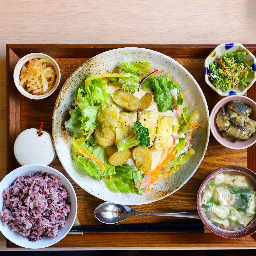 のインスタグラム：「. .  Natt's cafe  ローカルロードを ひた走り たどり着いた @nattscafe　さん。  小さい子が 外で遊ぶ姿が 絵になる 和みムードに 染まった。  春色に染まった ランチのメインは ロール春キャベツ。  address:大阪府南河内郡河南町加納695  #Nattscafe  #osaka#osakalunch」