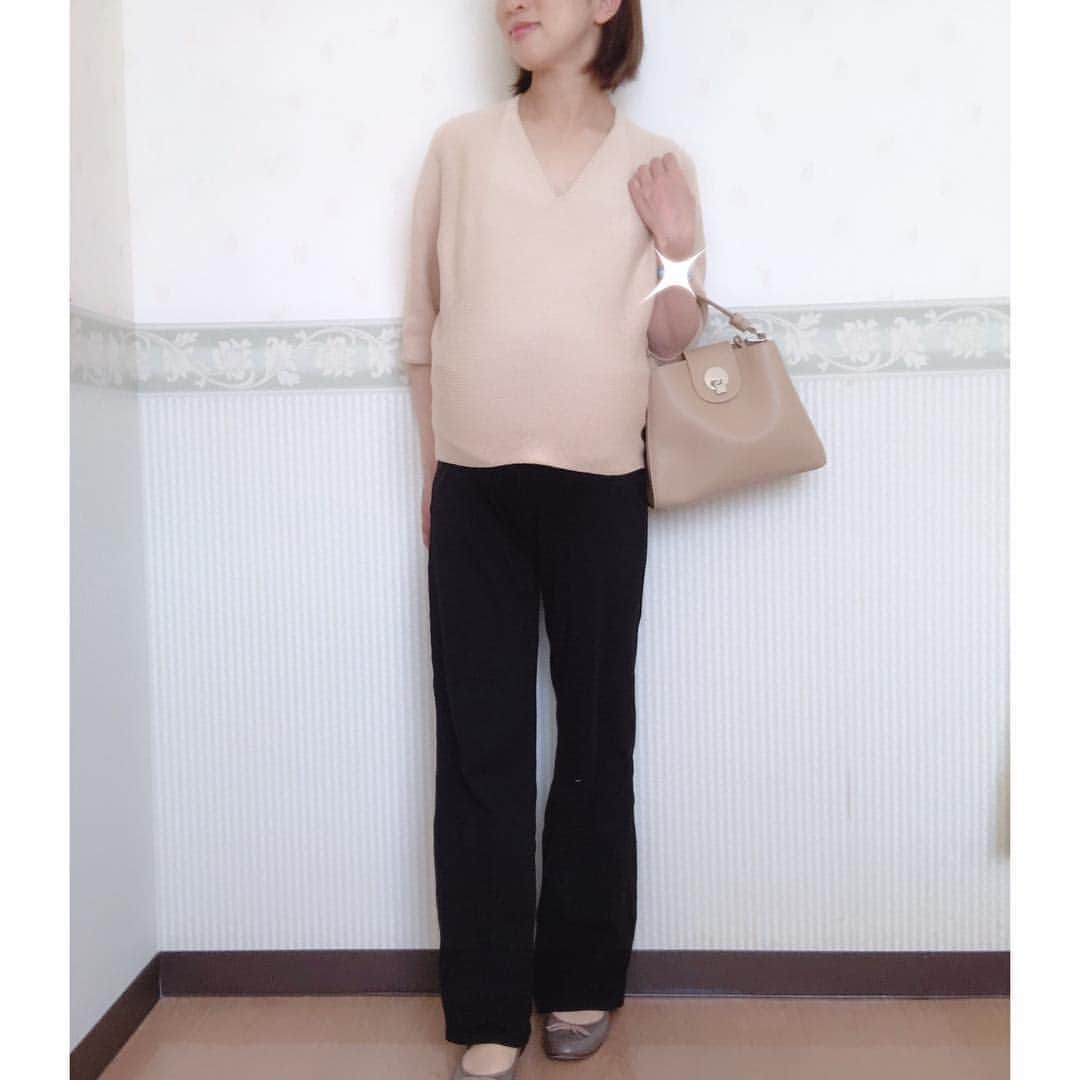 taro_smiledaysのインスタグラム：「#ユニクロコーデ ・ ・ ・ ・ 大好きな3Dニットシリーズ🧡 ・ ・ もちろん普通服ですが ユニクロの公式インスタでも マタニティコーデ活用🤰されてます😘 ☞4枚目 ・ ・ 私はベージュのLサイズ 産後にも着られるサイズ、と思ったけど とりあえず今はもうパツパツです〜😅 ・ ・ ・ ・ #3dコットンコクーンvネックセーター @uniqlo @uniqlo_ginza  #マタニティパンツ @rakuten_fashion @inujirushi.shop @inujirushi.official  #2wayバッグ @coca_official_store  #パンプス @jellybeans_shoes ・ ・ ・ ・ ・ #ootd#cordinate #fashionblogger  #休日コーデ #大人カジュアルコーデ #きれいめカジュアル #シンプルコーデ #プチプラコーデ #30代コーデ #30代ファッション #アラフォーコーデ #コーデ記録 #毎日コーデ #妊婦コーデ #マタニティコーデ #双子妊娠 #妊娠10ヶ月 #妊娠後期 #臨月 #臨月妊婦」