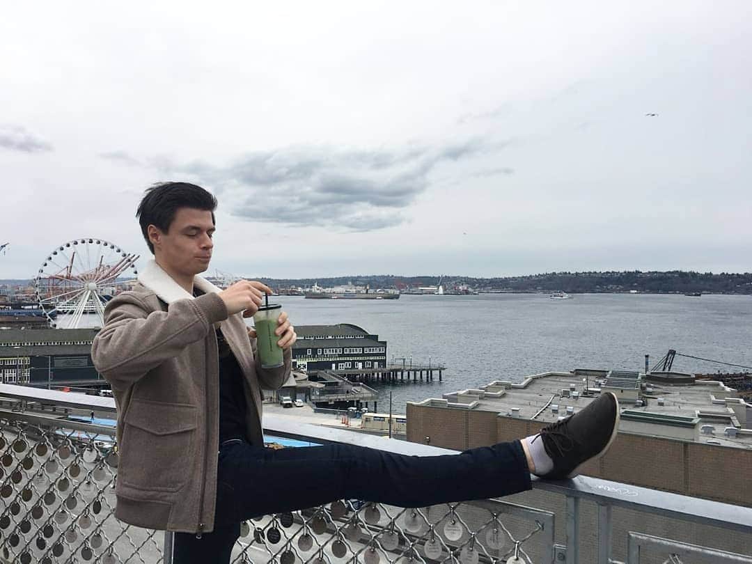 ヤロスラフ・パニオットのインスタグラム：「do you like ballet? #balletinseattle #seattleriver #beautifullview」