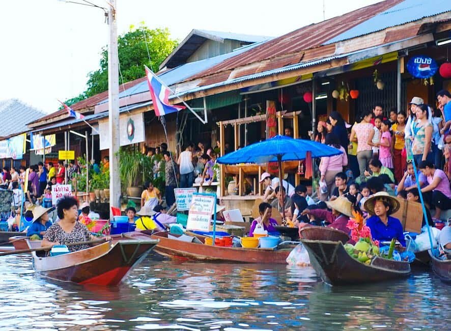 タイ国政府観光庁さんのインスタグラム写真 - (タイ国政府観光庁Instagram)「サムットソンクラーム県のアンパワー水上マーケットから、おはようございます☀️﻿ ﻿ 今週も1週間がんばりましょう😊﻿ ﻿ アンパワー水上マーケットは、500mに渡って古い伝統家屋や長屋がならび、お土産屋さんやタイ料理屋台、タイスイーツ店などが並んでいます。地元の人々が昔ながらの水上生活を続けていることから、タイの人々にとっても人気の観光スポット📸﻿ ﻿ マーケットが開催されるのは毎週金土日の15:00から21:00の間✨﻿ ﻿ #今週も頑張ろう #タイ#サメットソンクラーム #アンパワー #アンパワー水上マーケット #こんなタイ知らなかった #もっと知りタイ #ファインダー越しの私の世界 #旅好きな人と繋がりたい #旅行好きな人と繋がりたい #女子旅 #タビジョ #thailand #samutsongkhram #amphawafloatingmarket #floatingmarket #market #amazingthailand #thailandtravel #thailandtrip #thai #thaistagram #lovethailand #localexperience #thainess﻿ ﻿」3月25日 7時47分 - amazingthailandjp