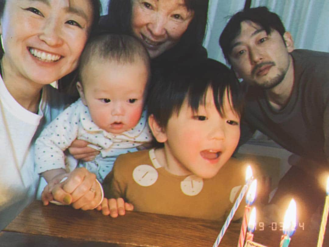 花盛友里のインスタグラム：「36y old yeah!!! 昨日３６歳になりました。 きたぞアラフォー！  20代の頃は年取るのやだなーとか思ったこともあったけど、30越えてからはどんどん楽しくなっていく！  こんな人になりたいな、あーなりたいな、って毎日毎日新しい出会いがたくさん。 つまり楽しそうなかっこいい大人が周りにすんごくたくさんいるの。 そんな環境に日々感謝やなー。 「ありのままの自分が素敵だよ」 って言いたくて寝起き女子や、脱いでみた。を撮ってきたけど、最近はお仕事でも 「ありのままが素敵ってゆうのが言いたい企画です」ってゆうのが本当に多くて嬉しい！  そのままでステキな５０歳になりたい、そして７０歳になって８０歳になってキャンピングカーで旅行したいー！（運転できへんけど）  とにかくみんな元気ですくすく育ってくれてありがとう。  そしてお母さん産んでくれてありがとう。 山あり谷ありやけど、産まれてきてとっても幸せー！」