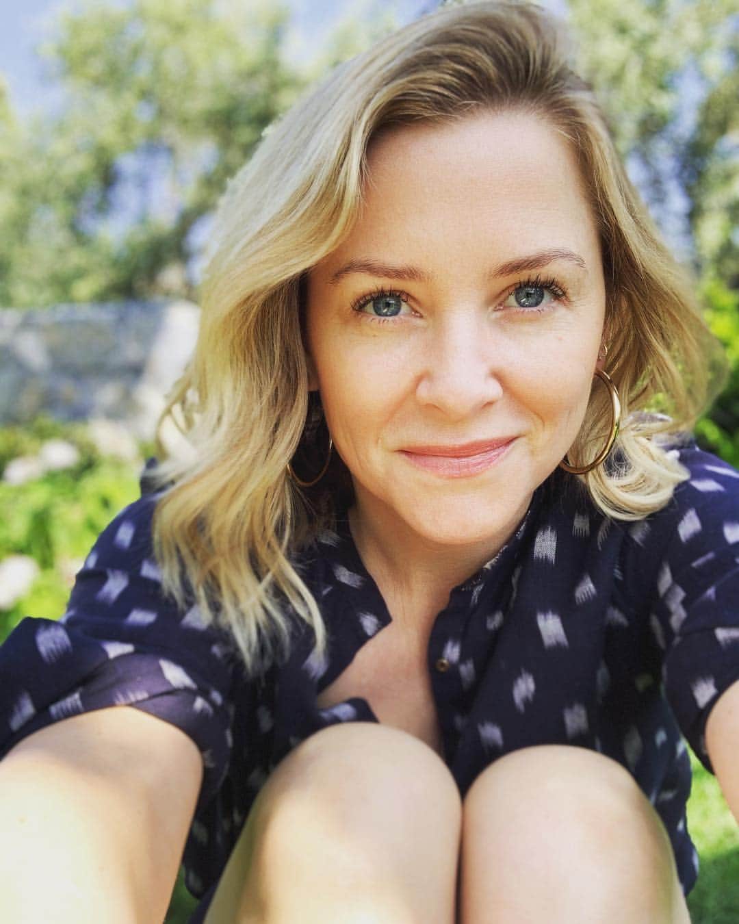 ジェシカ・キャプショーのインスタグラム：「Every once in a while a moment comes when I have to go on and on (and on and on...) about how SUPER proud I am of my one-in-a-million-insanely-talented-and-smart husband @christopher_gav  And this is one of those moments...he has a new company @prima that you all need to know about as soon as humanly possible! The website launched this past week and there will soon be products for us all to have in our hot little hands. It's the timely and relevant "uprising" we all need from this Cult of Busy and the endless life demands/stress we all experience.  It's so beautiful, inclusive, visually compelling, but also loaded with rich content and education to inspire a journey of well-being, balance, and betterment. (btw -  I’m loving the #LIVEprima Manifesto too). And check out my "Ritual" story.  If you're inspired and love it as much as I do, let's HELP THEM TOGETHER TO GET TO 50K (or more?!?!) FOLLOWERS!! I know we can do it!! So please (and thank you in advance :) head over to @prima, FOLLOW them, and please share!  #BelieveInBetter #plantwellness #hemp」