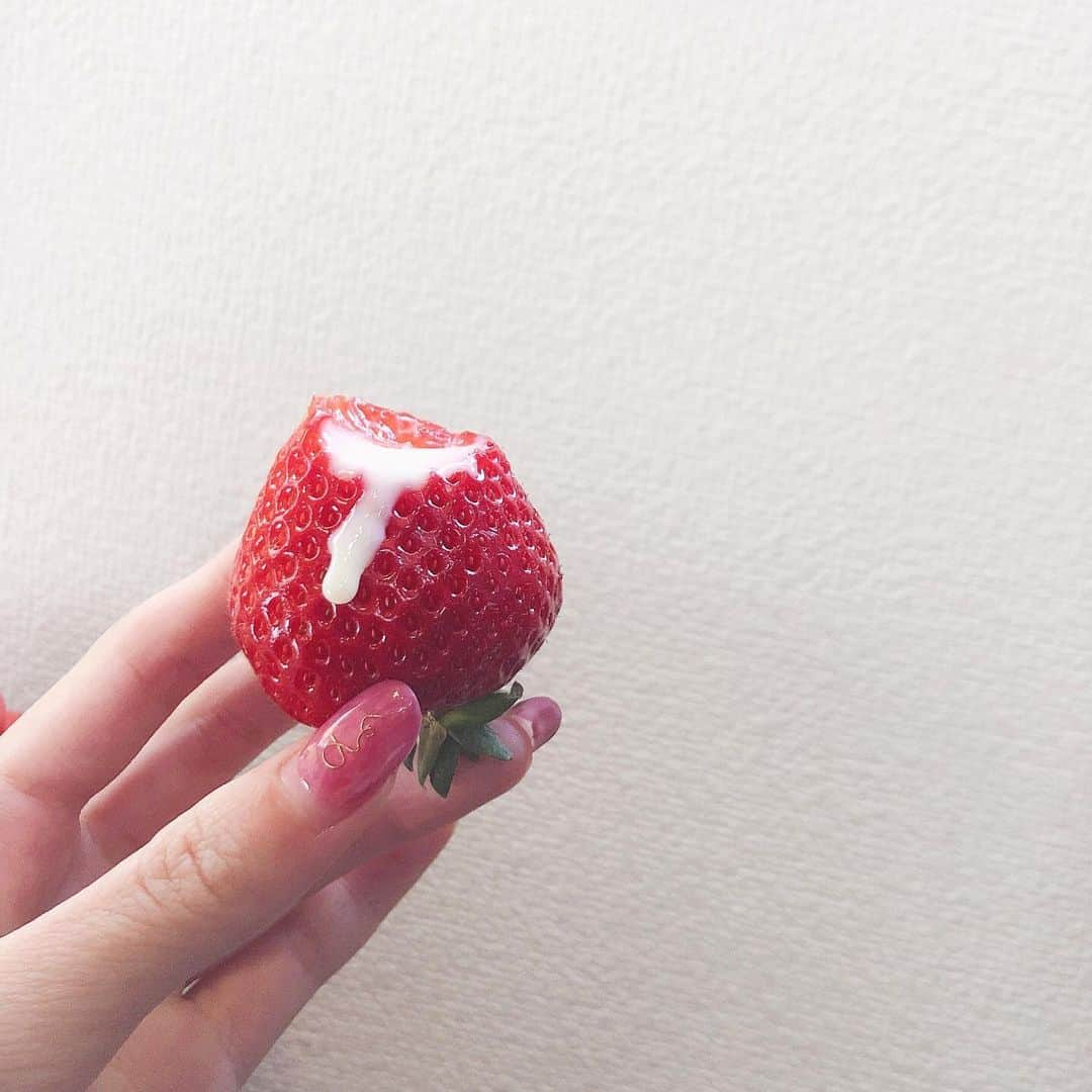 桃咲まゆさんのインスタグラム写真 - (桃咲まゆInstagram)「_ いちご🍓💕 洗い物めんどいからお皿もフォークも使わず そのまま練乳かけて食べるすたいる 1人の時はとことんズボラ🥺#あまおう#いちご」3月25日 8時01分 - mayu_momosaki