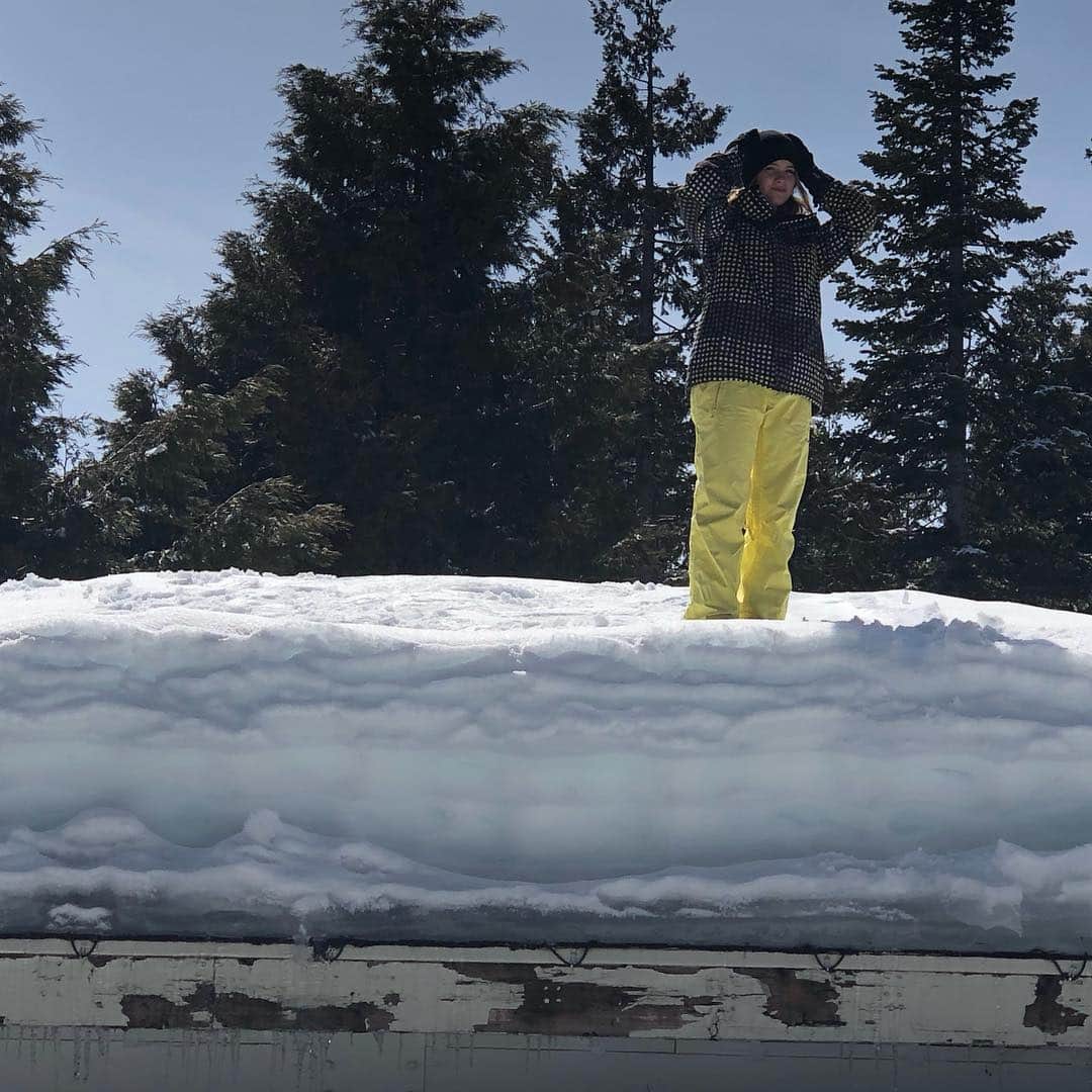 マーシャ・ゲイ・ハーデンさんのインスタグラム写真 - (マーシャ・ゲイ・ハーデンInstagram)「Rooftop sliding. #snow #lotsofsnow @hudsonscheel @julittascheel」3月25日 8時02分 - mgh_8