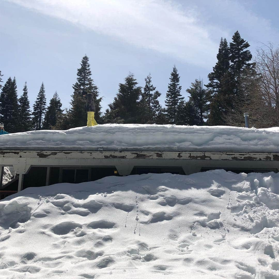 マーシャ・ゲイ・ハーデンさんのインスタグラム写真 - (マーシャ・ゲイ・ハーデンInstagram)「Rooftop sliding. #snow #lotsofsnow @hudsonscheel @julittascheel」3月25日 8時02分 - mgh_8