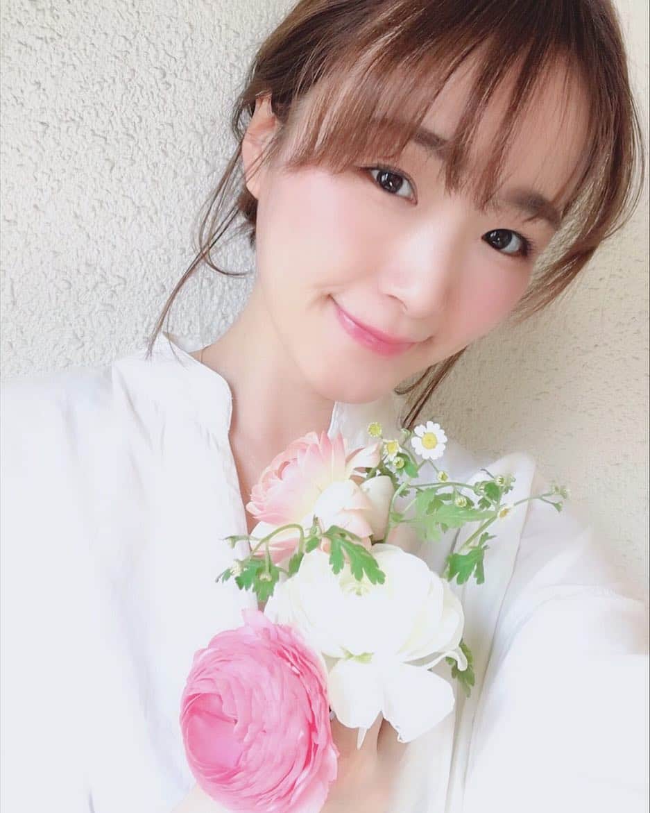 上妻未来さんのインスタグラム写真 - (上妻未来Instagram)「おはよう☺️🌷 今日はどんな一日になるかな〜🌸🌸🌸 #花のある生活 #gm #🌞」3月25日 8時05分 - kozuma.m