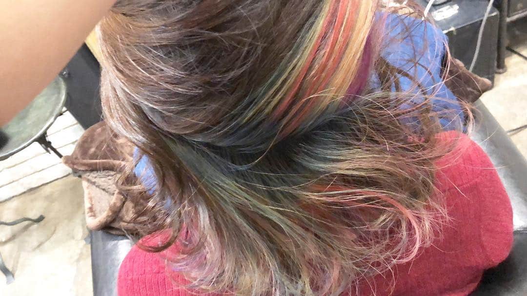 チダヨシヒロのインスタグラム：「オーロラユニコーンインナーカラー😍﻿ インナーに可愛いブルー配色多目のインナーカラー✨﻿ ブリーチのようなハイダメージメニューだからこそ気をつけたいダメージレベル！﻿ そこにはかなり気を使っています😊﻿ ﻿ ブリーチで色んなカラーが楽しめると楽しいよね🤩﻿ ﻿ インスタグラムを見て﻿﻿﻿﻿﻿﻿﻿﻿﻿﻿﻿髪質改善や美髪縮毛矯正で﻿﻿ ご来店される方が都外からもかなり増えてきております😊﻿﻿﻿﻿﻿﻿﻿﻿ 気になる方はこちらの僕の美髪シリーズもご覧下さい✨﻿﻿﻿﻿﻿﻿﻿﻿﻿﻿﻿﻿﻿﻿﻿﻿ ↓↓↓ 『 #チダヨシヒロの髪質美人 』﻿﻿ ﻿﻿﻿﻿﻿﻿﻿﻿﻿﻿﻿﻿﻿ ﻿﻿﻿﻿﻿﻿﻿﻿﻿﻿﻿﻿ 【予約空き状況】﻿﻿﻿﻿﻿﻿﻿﻿﻿﻿﻿﻿﻿﻿﻿﻿ 3/27 14:00﻿ 3/28 10:00﻿ 3/29 17:00﻿ 3/30 10:00 カットorカラーのみ﻿ 3/31 満席﻿ 4/3 18:00﻿ 4/4 10:00 12:00 13:00﻿ 4/5 お休み﻿ 4/6 16:30 カットのみ﻿ 4/7 12:30 カットのみ﻿ 4/10 満席﻿ 4/11 18:00﻿ 4/12 15:00﻿ 4/13 18:00﻿ 4/14 10:00 14:00 16:00﻿ ご予約・ご相談はトップURLにあるLINE@からかDMよりご連絡くださいね✨﻿﻿﻿﻿﻿﻿﻿﻿﻿﻿﻿﻿﻿ ﻿﻿﻿﻿ ﻿﻿﻿﻿ 【オンラインカウンセリング実地中】﻿﻿﻿﻿ 無料でオンラインカウンセリングを実施しておりますので髪のお悩みやご相談などがありましたらDMまたプロフィールURLからのLINE@より24時間365日受付ております😆﻿﻿﻿﻿﻿﻿﻿﻿ ﻿﻿﻿﻿﻿﻿﻿﻿ 髪にお悩みの方を1人でも多く綺麗になって欲しいという僕の気持ちの表れです🙇﻿﻿﻿﻿﻿﻿﻿ ﻿﻿﻿﻿ 【メニュー】﻿﻿﻿﻿﻿﻿﻿﻿﻿﻿﻿﻿﻿﻿﻿﻿ カット¥7000 髪質改善002¥10000（カラー・縮毛矯正・パーマと併用すれば¥5000） 美髪カラー¥7000〜 美髪縮毛矯正¥20000〜﻿﻿﻿﻿﻿﻿﻿﻿﻿﻿﻿﻿﻿ カットをされない方はシャンプー・ブロー代¥3000頂きます🙇﻿﻿﻿﻿﻿﻿﻿﻿﻿﻿﻿﻿﻿ メニューも沢山ご用意ありますので、料金と合わせて、プロフィールのURLからご確認ください😊﻿﻿﻿﻿﻿﻿﻿﻿﻿﻿﻿﻿﻿﻿﻿﻿ ﻿﻿﻿﻿﻿﻿﻿﻿﻿﻿﻿﻿ 桜新町・用賀より徒歩7分🚉﻿﻿﻿﻿﻿﻿﻿﻿﻿﻿﻿﻿﻿ 【Ｍｅｒｌｉ～ｈａｉｒ×ｌｉｖｉｎｇ～】﻿﻿﻿﻿﻿﻿﻿﻿﻿﻿﻿﻿﻿ 完全予約マンツーマン制のヘアサロン﻿﻿﻿﻿﻿﻿﻿﻿﻿﻿﻿﻿﻿ 【メルリヘアリビング】﻿﻿﻿﻿﻿﻿﻿﻿﻿﻿﻿﻿﻿ 📮東京都世田谷区用賀3-6-15細井ビル1F﻿﻿﻿﻿﻿﻿﻿﻿﻿﻿ ﻿﻿﻿﻿﻿﻿﻿﻿﻿ ﻿﻿﻿﻿﻿﻿﻿﻿ #ケアブリーチ ？﻿﻿ #髪質改善トリートメント﻿﻿ #ブリーチオンカラー﻿﻿ #ブリーチ必須﻿﻿ #インナーカラー﻿ #ユニコーンカラー﻿ #髪質改善﻿﻿﻿﻿﻿﻿﻿﻿ #髪質改善カラー﻿﻿﻿﻿﻿﻿﻿﻿ #美髪ケア﻿﻿﻿﻿﻿﻿﻿﻿ #美髪カラー﻿﻿﻿﻿﻿﻿﻿﻿ #マニックパニック﻿ #キレイな髪﻿﻿﻿ #綺麗な髪﻿﻿﻿﻿﻿﻿﻿﻿ #髪の毛サラサラ﻿﻿﻿﻿﻿﻿﻿﻿ #髪をきれいにする美容室﻿﻿﻿﻿﻿﻿﻿﻿ #用賀﻿﻿﻿﻿﻿﻿﻿﻿ #桜新町﻿﻿﻿﻿﻿﻿﻿﻿ #美髪﻿﻿﻿﻿﻿﻿﻿ #毛髪改善﻿﻿﻿﻿ #バレイヤージュグラデーション﻿﻿ #ブリーチ1回﻿﻿ #枝毛﻿﻿﻿﻿﻿﻿﻿﻿ #切れ毛﻿﻿﻿﻿﻿﻿﻿﻿ #アホ毛﻿﻿﻿﻿﻿﻿﻿﻿ #ヘアケア美容師﻿﻿﻿﻿ #扱いやすい髪﻿﻿﻿﻿﻿﻿﻿﻿ #髪の悩み﻿﻿﻿﻿﻿﻿ #髪を綺麗にしたい﻿﻿﻿﻿﻿﻿」