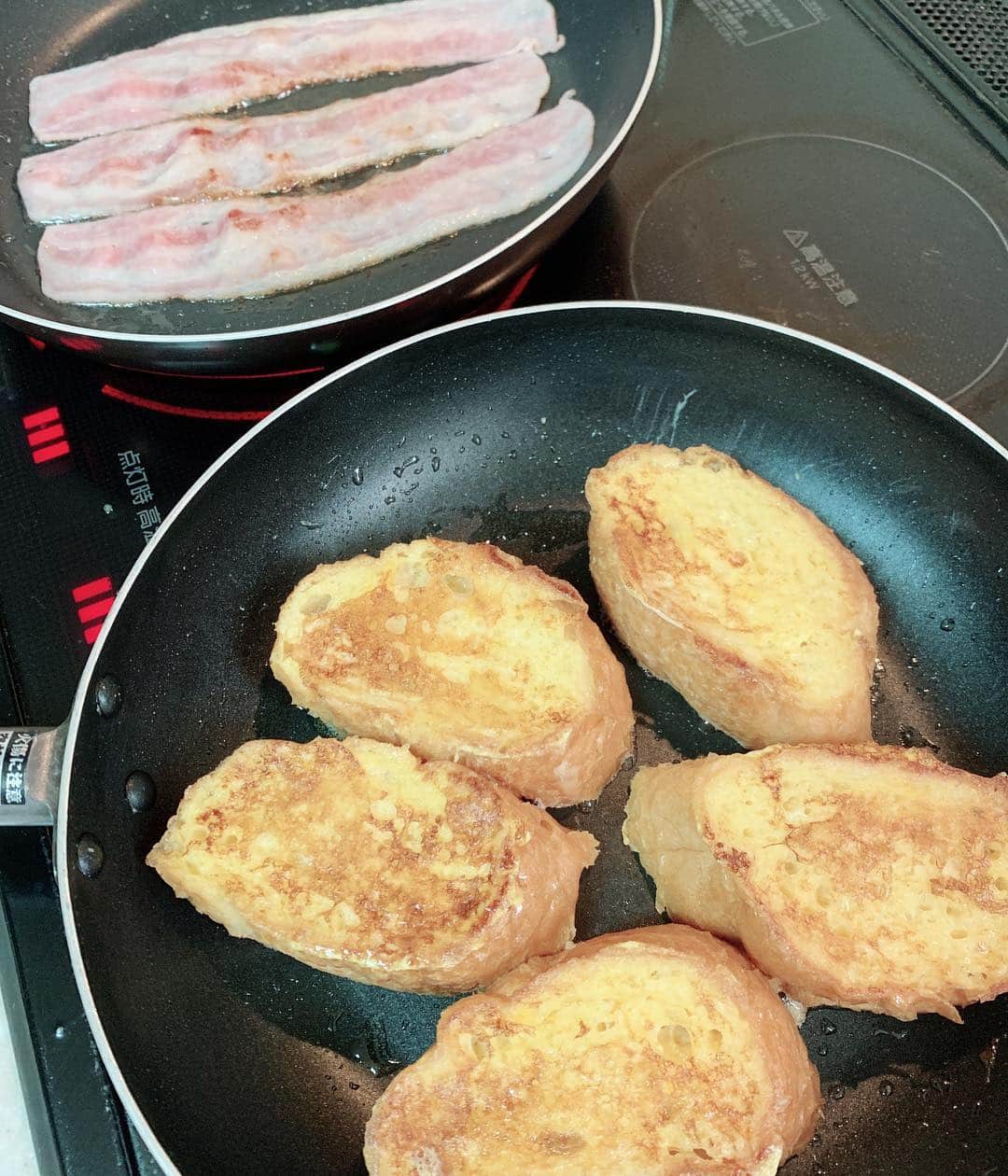 水谷雅子さんのインスタグラム写真 - (水谷雅子Instagram)「#おはようございます #朝食#モーニング #breakfast #breakfasttime☕️ #フレンチトースト#サラダ #目玉焼き#シュガーレディ #カリカリべーコン  #カフェオレ#珈琲 #水谷雅子#水谷雅子beautybook50の私  おはようごさいます☀️🐶🌸 今週もどうぞよろしくお願いします💖 今朝は晴れて風もなく気持ちの良い散歩でした🐕🌸 日中も気温が16度まで上がるみたいです！🌷 日が落ちると急に寒くなりますので調節しやすい服装でお出掛けしてくださいね！ 頑張って行ってらっしゃい😊🌸🌸🌸」3月25日 8時13分 - mizutanimasako