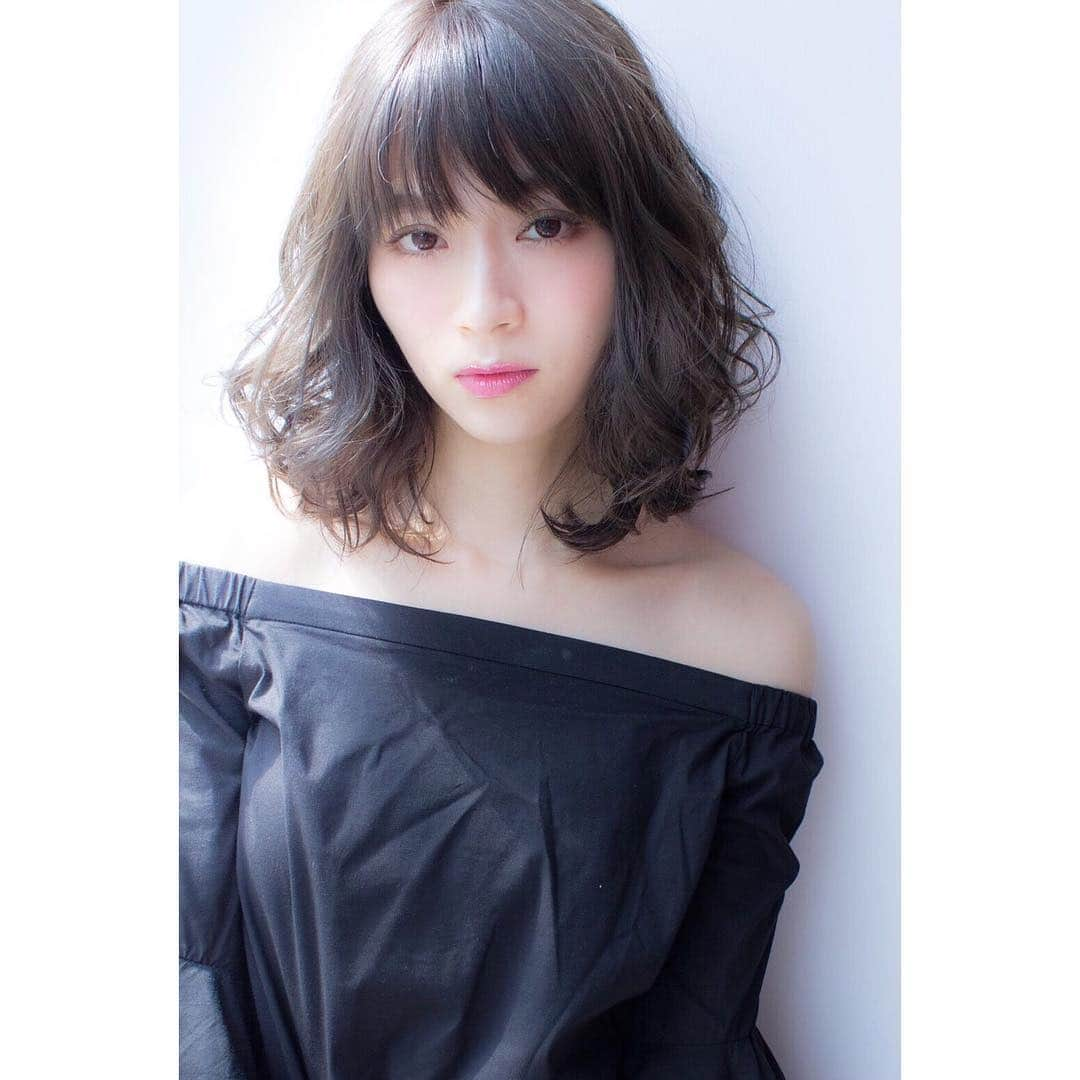 有川さとこのインスタグラム：「fino＊HIROさん  #fino #フィーノ #羽曳野 #古市駅 #大阪美容室 #ヘアスタイル #髪型 #ミディアムヘア #セミロング #ボブ #ナチュラルヘア #巻き髪 #メイク #外ハネ #スタイリング #サロモ #サロンモデル #モデル #ヘアカラー #アッシュカラー #ダークカラー #撮影 #ファッション #hairstyle #hairsalon #model #haircolor #hairmake #midiumhair #fashion」