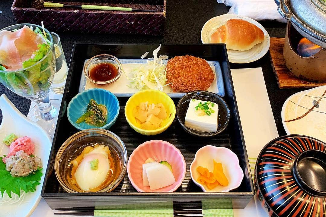 琴菜さんのインスタグラム写真 - (琴菜Instagram)「伊豆旅行最終編🚅🌈 この日は朝ごはんを食べて車でサファリパークへ🐘🐆🐅ボリューム満点、栄養満点の朝食💯✨✨ この日の伊豆は大雨でさ💦山に行けば行くほど嵐のような天気へと…。。でも何だかんだライオンや熊も見ることが出来たし、甥や姪も近くで動物たちを見られて興奮してたし🦁🦁❤️❤️豪雨のサファリパークもなかなか経験出来ないでしょう🦒🦒wwただサファリパークへの行きと帰りは車酔いしたね〜何なのあのクネクネ道⛰🚗とーっても楽しい一泊二日の伊豆旅行でした♨️🌸🌸 #富士サファリパーク #レンタカー #アニマル #lion #tiger #朝食 #ボリューム満点 #栄養満点 #バランスの良い朝食 #三島コロッケ #伊豆長岡 #伊豆温泉 #香湯楼井川 #豪雨の一日 #一泊二日の旅 #本当に楽しかった #妹家族ありがとう #shizuoka #japan」3月25日 8時19分 - dj_singer_kotona