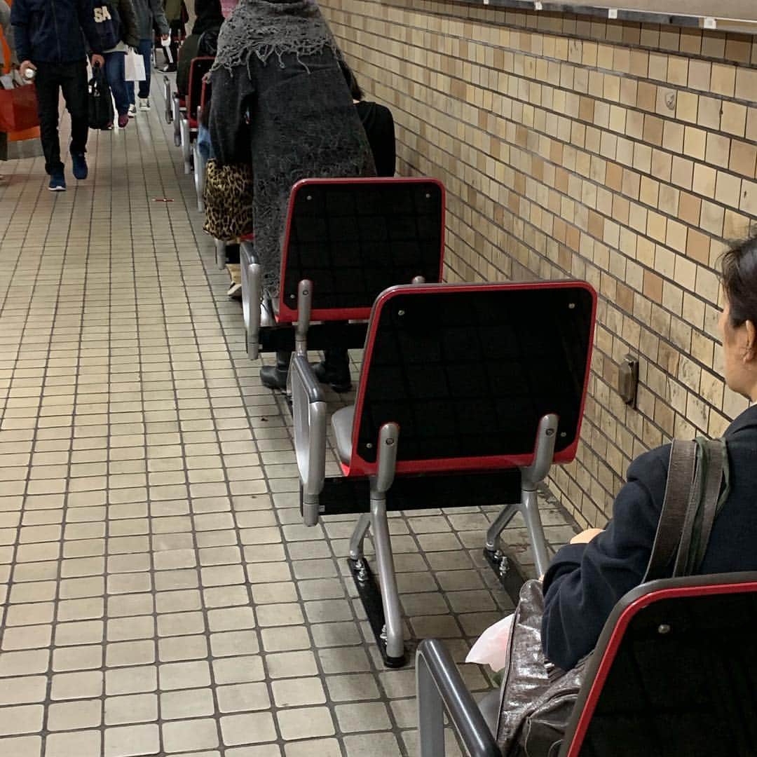 安倍宏行さんのインスタグラム写真 - (安倍宏行Instagram)「#近鉄 #日本橋駅 #ホーム の #椅子 なぜか #一直線 の不思議。。。」3月25日 8時22分 - higeabe