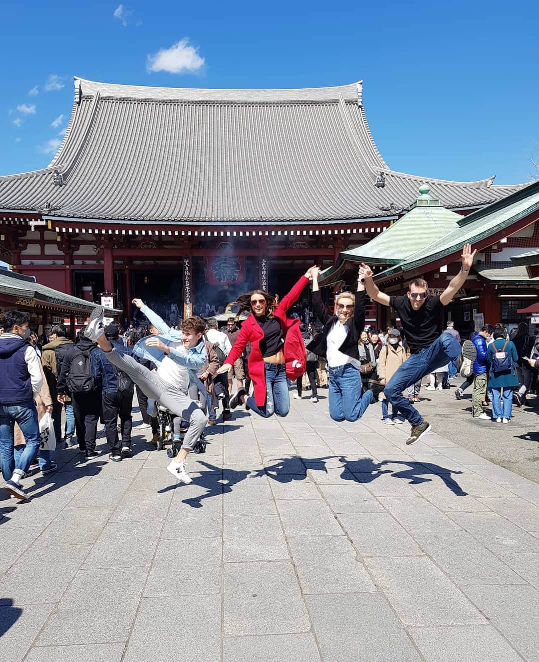 ニコル・ショットさんのインスタグラム写真 - (ニコル・ショットInstagram)「Goodbye Japan 🇯🇵 . .  #worldchampionships #sightseeing #japan #tokyo #friends #friendshipgoals」3月25日 8時26分 - nicole_schott