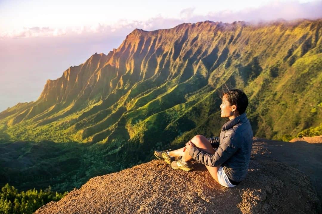 ハワイアン航空さんのインスタグラム写真 - (ハワイアン航空Instagram)「#カウアイ島 からおはようございます！👋🏼 #コケエ州立公園 にある絶景スポットから眺める#カララウ渓谷 は圧巻の一言です😍」3月25日 8時30分 - hawaiianairlinesjp