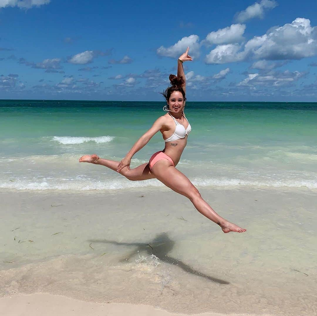 ケイトリン・オズモンドさんのインスタグラム写真 - (ケイトリン・オズモンドInstagram)「The most important thing is to enjoy your life – to be happy – that’s all that matters. #cuba #vacation #sunshining #jumps」3月25日 8時32分 - kaetkiss