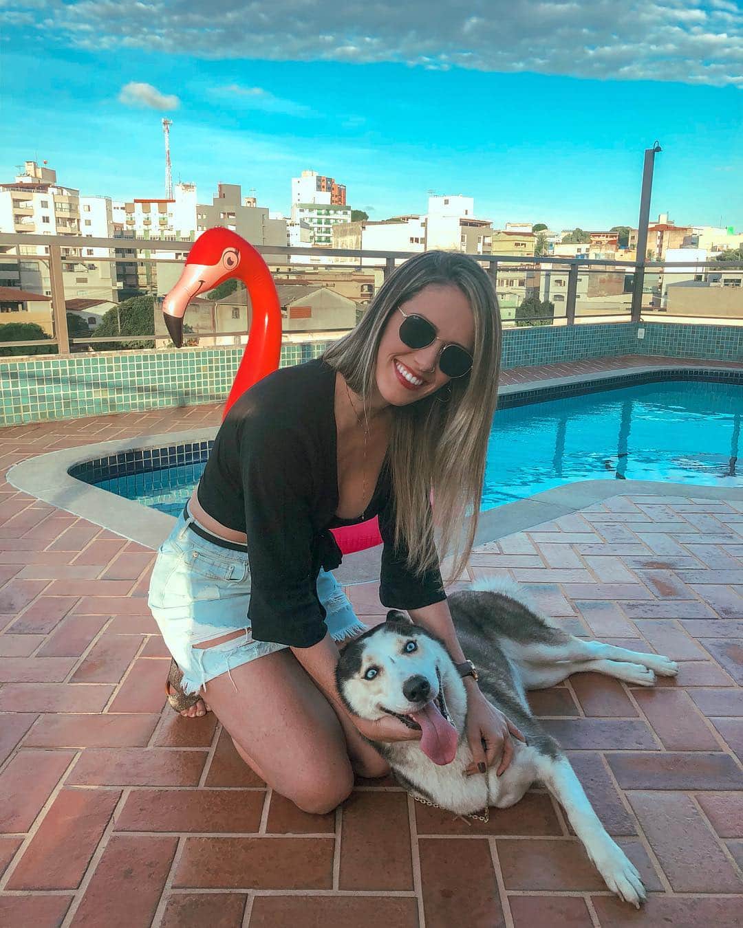 ナターリア・ガウジオのインスタグラム：「Domingando com essa bebezona linda... 😍🐶🐕☀️🙏🏼🌀💙 #doglovers #dog #july #husky #inlove #sunnyday #bdayri #pool #allblueeverything #sundayvibes」