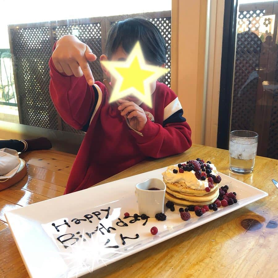 meguri.kさんのインスタグラム写真 - (meguri.kInstagram)「昨日は息子の誕生日🎂息子のリクエストで鈴鹿サーキット行ってきました🚘 ・ 帰宅後パーティーの用意する自信なかったので誕生日前夜に一足先にホームパーティーしました🎉 ・ この日は卒園式、謝恩会、卒園パーティーがあったので帰宅後バタバタでしたが、メインを冷凍ハンバーグにしたので簡単にパーティー料理が仕上がりました✨👏 ・ 高級冷凍食品ブランド「MAMAMA」の本格ハンバーグ「北海道産大沼黒牛の粗挽きハンバーグ」@mamama_online ・ 真空低温調理と急速冷凍で素材の風味・食感・おいしさをそのまま閉じ込めた”国産素材・無添加調理”だからこそ実現できるシェフの本格ハンバーグ！！ ・ お肉本来の旨味が凝縮されてて赤身のお肉の味わい♡柔らかいステーキ食べてるみたいな感じ♫ ・ それでいて大粒の粗挽きでしっかりと食べ応えがありながら、口の中でほろほろ崩れる独特の食感💓🙈 ・ 凝縮されたお肉の旨味と肉汁の甘みが口の中で広がる💓 ・ ハンバーグもだけど、ソースも美味💓 ✔️信州産樽熟ワインの濃厚デミグラスソース ✔️国産大根おろしの照焼きソース　 どちらもお肉の旨味を引き出してくれる✨ ・ 自宅ではなかなか実現できない贅沢なボリューム感に、絶妙な焼き加減、香ばしい匂い、手間ひまかけた本格ハンバーグが味わえて大満足💓 ・ 自宅でレストラン気分が味わえました🙈 ・ 現在送料無料キャンペーンも実施中らしいですよ❣️http://www.mamama-online.jp/ ・ 『自体でレストラン気分♫冷凍食品の概念を覆す本格ハンバーグ』ブログ更新しました！ ・ バースデーケーキはキャラ物卒業した息子。イチゴたっぷり使ったチーズケーキを作りました🎂 ・ #PR#MAMAMA#冷凍食品#国産素材#真空低温調理#ハンバーグ#おうちごはん」3月25日 8時59分 - meguri.k