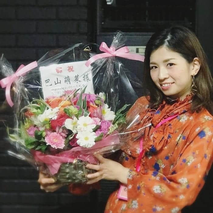 巴山萌菜さんのインスタグラム写真 - (巴山萌菜Instagram)「#Beginning リリース記念ワンマンライブ！ 大阪公演ありがとうございました～🍀 巴山萌菜 新たなスタートを切ることができた ライブになりました✨ 東京公演での課題も全部、大阪公演で克服できた！ (言い過ぎかな？！笑) でも、また今までで一番満足いくライブになりました🎤 東京公演で改めて感じされてもらったものを こうして大阪公演で "あの日があって今が最高に"することができました！ みなさん巴山萌菜のスタートラインを 一緒に切ってくれてありがとう＊. 世界一のBIRTHDAYサプライズも！ しかもたくさん！！びっくりした… みんなの溢れる愛に涙です😂 大阪ずっと繋がってるよ☆ミ ここからが私のスタートライン！  #巴山萌菜 #reversed  #歌手 #シンガー #歌い手  #ポップス #jpop #アニソン #anisong  #アニメ #アイカツ #aikatsu #歌唱担当 #歌唱 #担当  #ドラマ #賭ケグルイ #kakegurui #オープニング #テーマ #op #オープニングテーマ #一か八か #jpopカバー #アニソンカバー」3月25日 8時59分 - mona_tomoyama